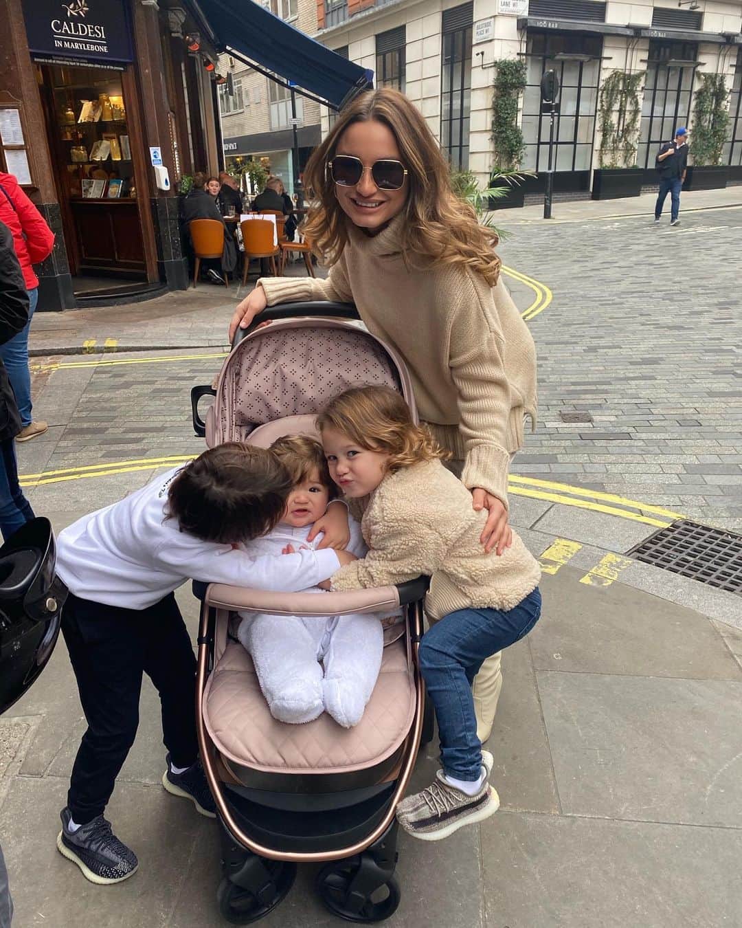 サム・フェアーズのインスタグラム：「🥰 pure love in one photo   Pushchair @mybabiieofficial #dreamiiebysamanthafaiers x」