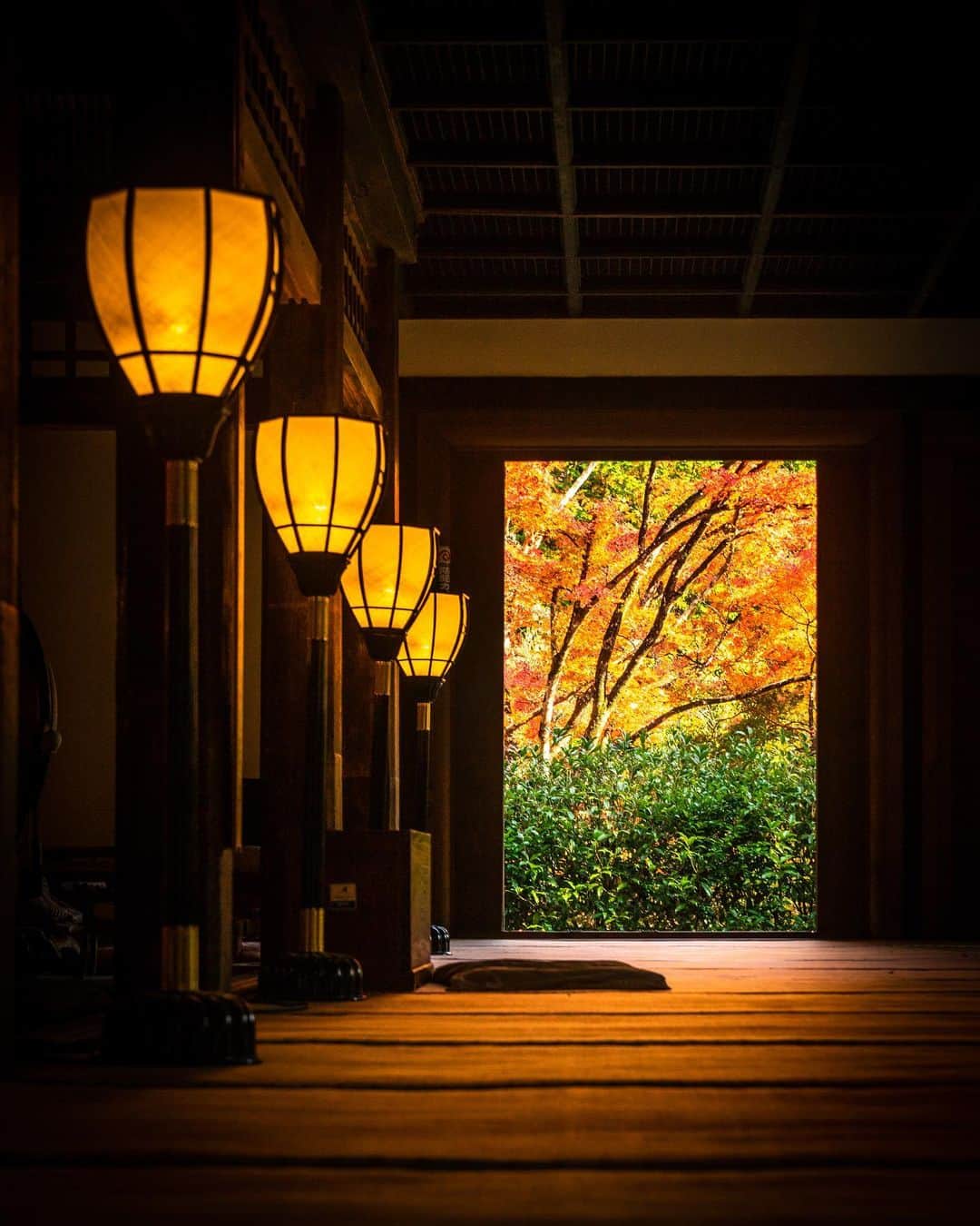 Koichiのインスタグラム：「| Light and Shadow  #BeautifulJapan #Hellofrom #Kyoto  #京都 #奥嵯峨野 #愛宕念仏寺  京都は奥嵯峨野の愛宕念仏寺。 嵐山からこの辺りまで来ると、人も少なく静かになります。 陰翳礼讃。ここは陰も美しい。  .」