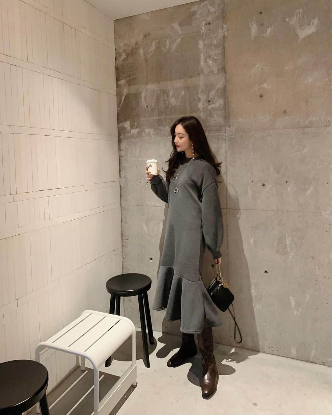 ___mikik___さんのインスタグラム写真 - (___mikik___Instagram)「🌙 楽で可愛い。おまけに裏起毛であったかいワンピース。♡ dress…#fifth bag、boots…#hyeon #fifthtl#フィフス#ヘヨン#裏起毛ソフトスウェットマーメイドワンピース#ワンピースコーデ @fifth_store」12月4日 21時25分 - ___mikik___