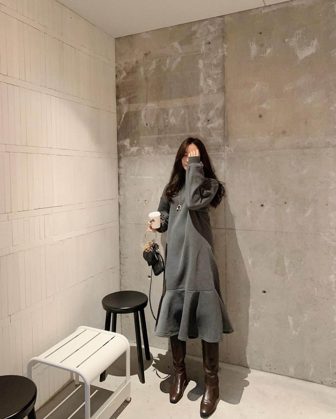 ___mikik___さんのインスタグラム写真 - (___mikik___Instagram)「🌙 楽で可愛い。おまけに裏起毛であったかいワンピース。♡ dress…#fifth bag、boots…#hyeon #fifthtl#フィフス#ヘヨン#裏起毛ソフトスウェットマーメイドワンピース#ワンピースコーデ @fifth_store」12月4日 21時25分 - ___mikik___