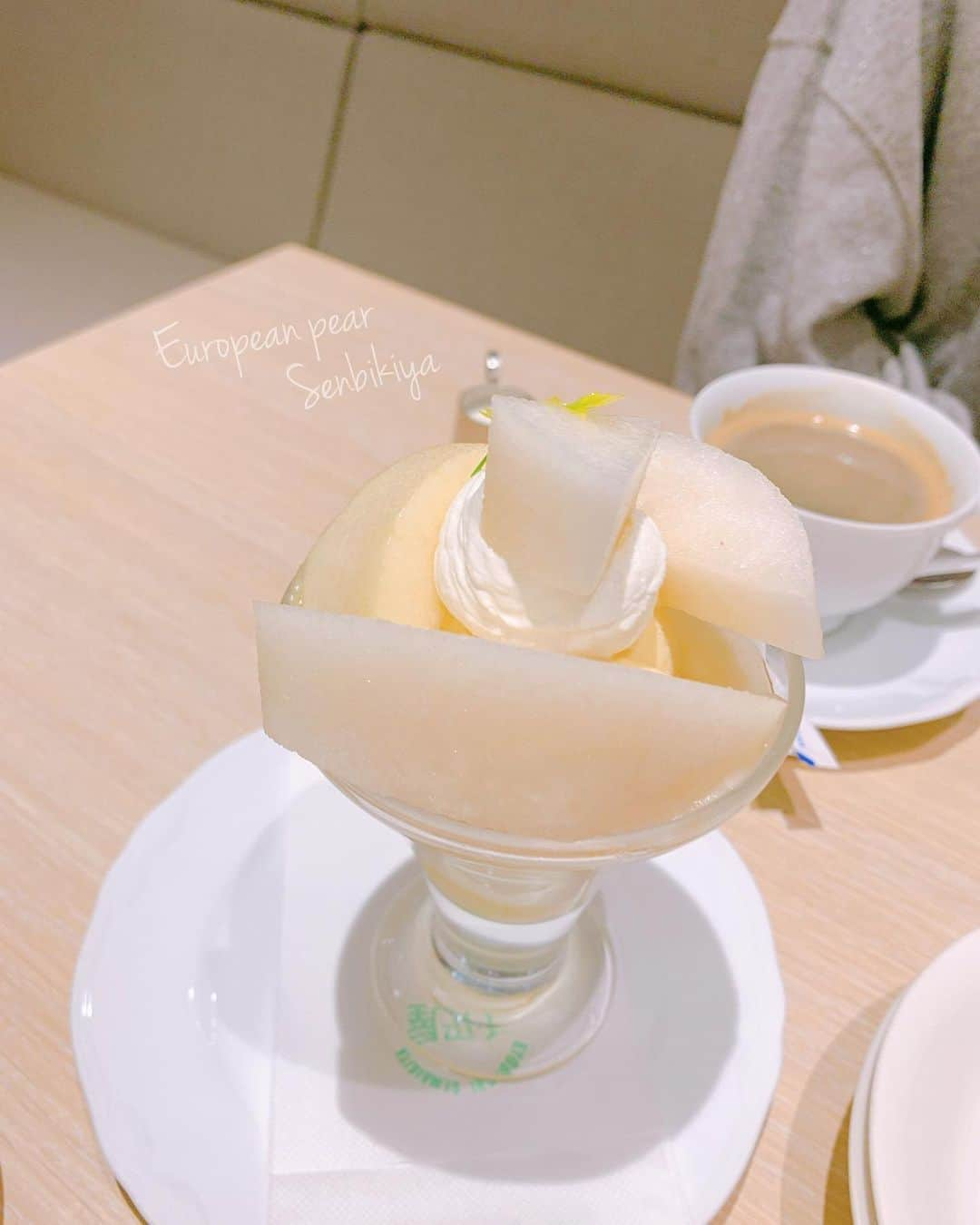 山根千佳さんのインスタグラム写真 - (山根千佳Instagram)「. . tea time＊＊ だいすきな千疋屋さんで 食後に洋梨のパフェを😋🍐 んもう、美味しくてとろけた〜♡  そして今年のホリNS！ 今回はオンラインでの配信も 行われることになりました💌  配信チケットご購入については Twitterに書いているのでぜひ！！  #千疋屋 #千疋屋パフェ #洋梨 #果物  #銀座千疋屋 #スイーツ #期間限定  #パフェ #ルレクチェ #ルレクチェパフェ #フルーツパフェ #パフェ巡り #パフェ部  #yammy #delicious #カフェ巡り #🍨」12月4日 21時25分 - yamane_chika