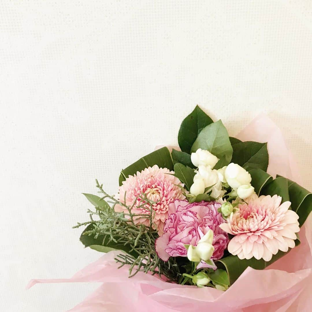 横山キラさんのインスタグラム写真 - (横山キラInstagram)「ゼミの同期から貰ったお花❁  #archive #flowers」12月4日 21時25分 - kira_yokoyama_