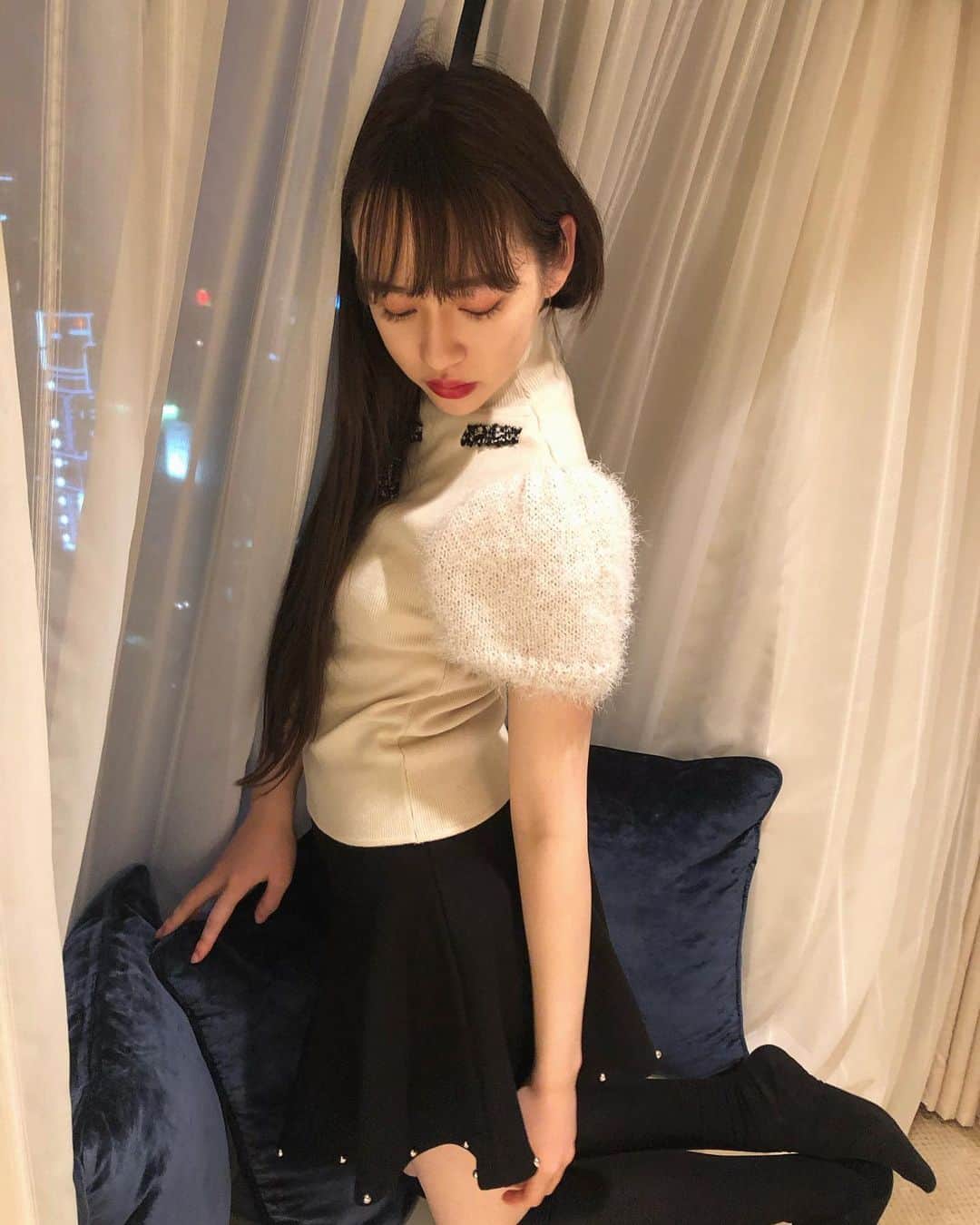 のインスタグラム：「・ ・ Lovely Romance. ・ #ナタリア聖奈 #ljk #ガーリーコーデ #モノトーンコーデ  #秋冬コーデ #ニーハイ #ラブリー  #上品コーデ #ヴィンテージ」