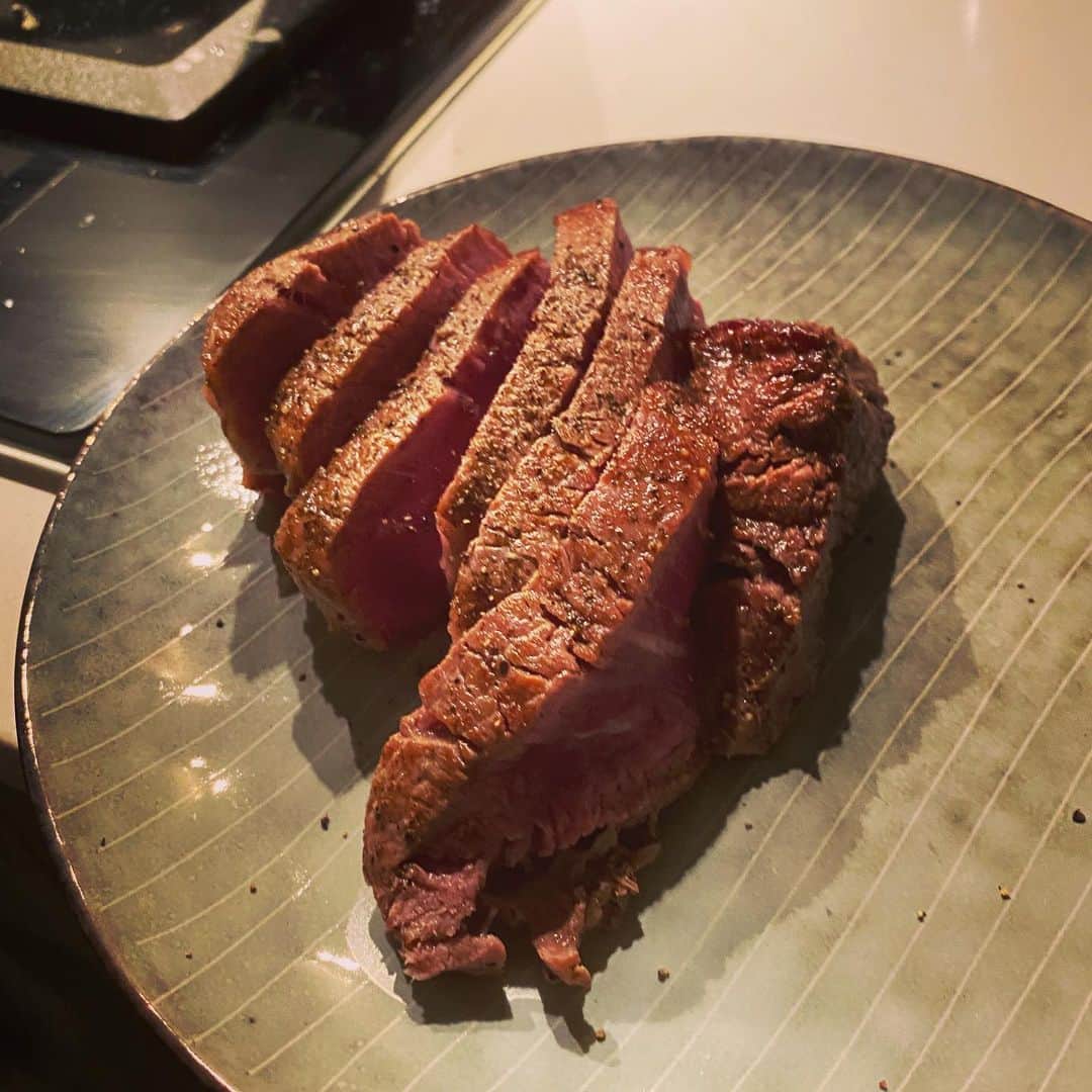 土井雪広のインスタグラム：「今夜のおやつw  #犬は寝た」