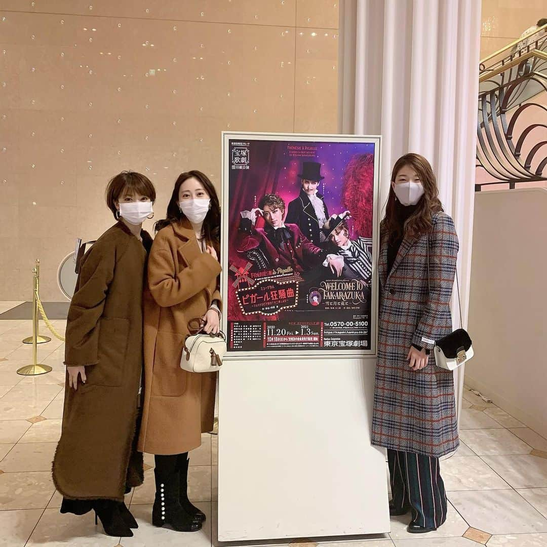 優ひかるのインスタグラム：「先日、月組公演を﻿ 美人さんお2人と観に行ってきました✨﻿ 月組で一緒に頑張ってた2人との﻿ 観劇は愉快で楽しかった✨﻿ 皆がすごくサービスしてくれた気がする😊﻿ ありがとうございます✨﻿ ﻿ 楽しかった😊﻿ 日本物って本当に華やかで✨﻿ 最初のチョンパ！﻿ （銀橋にみなさんが出てきて﻿ 　　　　　　いきなり電気がつく事）😆﻿ もうわかっていても華やかで✨﻿ 客席でテンション上がってしまった！﻿ ﻿ 現役時代は、﻿ お客さんがわーって喜ぶお顔が好きでしたが、﻿ あれは誰もがなります‼️﻿ 皆さんの気持ちがわかりました✨✨﻿ ﻿ お芝居もコミカルで声を出して﻿ 笑ってしまいました✨﻿ ﻿ あまり詳しくお話ししてしまうと﻿ まだご覧になってない方々に﻿ 申し訳ないのですが…﻿ この公演のロケットすごい事になってますね‼️﻿ 大変豪華ですので、皆さんお楽しみに🤣笑﻿ ﻿ たま様をはじめ月組の皆さんが﻿ お元気そうで良かったです😊✨﻿ 最近はまた暗いニュースが多かった気がします。 ですがエンターテイメントの力って本当にすごい！ 必要不可欠なものです✨﻿ 千秋楽まで無事に皆さんが走りきれますように！ 祈ってます✨ 楽しかったーーー😊﻿  2020年もラスト１ヶ月になりました。 師走のお忙しい時期だと思いますが、 皆様どうかお体に気をつけてお過ごし下さい。 ﻿ #月組#我が故郷#宝塚#日本物#美﻿ #月組forever#宝塚forever ﻿ #早桃さつき#陽海ありさ﻿ #珠城りょうさん#美園さくら#月城かなと﻿ #輝月ゆうま#楓ゆき#晴音アキ#95期#同期﻿最高 ﻿」