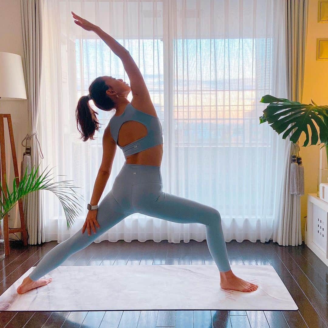 野沢和香さんのインスタグラム写真 - (野沢和香Instagram)「Sunset yoga time🌄  朝も好きだけど夕方にちょっとするヨガと瞑想もリフレッシュして大好き✨  コチラのTopsは @hereiam.official の 大人気の背中が開いたbra topのNew カラー💙レギンスと同色のくすんだ水色です✨  スキンタッチレギンスは、 着心地よすぎて穿いてない気すらしてしまいますが、 安心してください穿いてますよ😀  こちらも9月に発売してすぐ完売だった水色が再入荷してます🙌しかも丈3cm長くなったリニューアルバージョン！ネームタグも肌に当たらないようなくしました！ (※新レギンスはスキンタッチレギンス2という名前で検索していただけるとでます！)  これはセットupでもいいな✨🤩 このくすんだ大人の水色好きーー💙🤍💕  ヨガマットは　@emi_renata のデザインだよ🤍」12月4日 21時26分 - wakanozawa