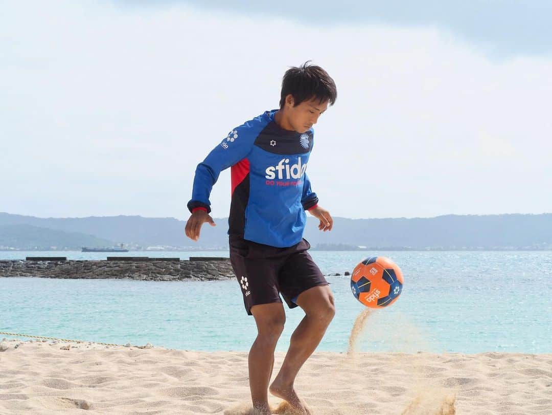 のインスタグラム：「. solmarpria okinawa × sfida 『VAIS Beach Soccer』  ソーマプライア沖縄主催『第4回ビーチサッカー沖縄カップsupported by sfida』公式試合球。  EAFF E-1サッカー選手権に2017年・2019年と2大会連続で公式試合球に採用されたサッカーボール「VAIS」シリーズ初のビーチサッカーボール。  FIFA認定の国際大会で使用されたサッカーボールをビーチサッカー仕様にアレンジし、砂の上、日光の下で色負けしないオレンジと青の濃色を落とし込みました。  詳細は画像をタップ☞  #sfida #スフィーダ #ビーチサッカー #beachsoccer #ソーマプライア沖縄 #solmarpraia #ビーチサッカー沖縄カップ #西原きらきらビーチ #ビーチサッカーボール #football #フットボール #soccer #サッカー #sports #スポーツ #ボール #ball #vais #新発売 #新商品」