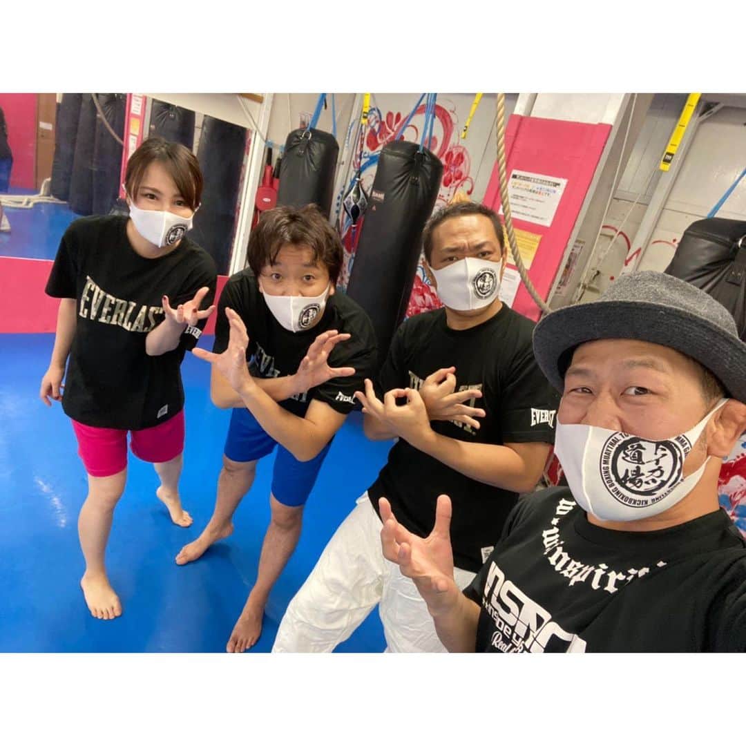 舘谷春香のインスタグラム：「【今夜22時15分〜チバテレビ】 ホリプレゼンツ　求人任三郎がいく！ にアシスタントで出演します☺️✨  ちょっと遅れた300回記念でスペシャルゲストのはなわさんも🥺✨ みんなでトイカツ道場さんにお邪魔しました〜！たくさん動いて楽しかった〜！  ３年ぶりのテレビロケで緊張したけど、事務所の先輩のホリさんがとても良い方で楽しめましたー！警察官のコスプレしてテンション上がりました😂 YouTubeも上がるようなので機会があればぜひご覧くださいー！来週も出るよー！  #チバテレビ #千葉テレビ #トイカツ道場 #中野トイカツ道場 #トイカツ #筋トレ #トレーニング #久しぶりのテレビ #アナウンサー #ホリプロ #ホリプロアナウンス室 #hap #求人任三郎 #求人任三郎がいく #アシスタント」