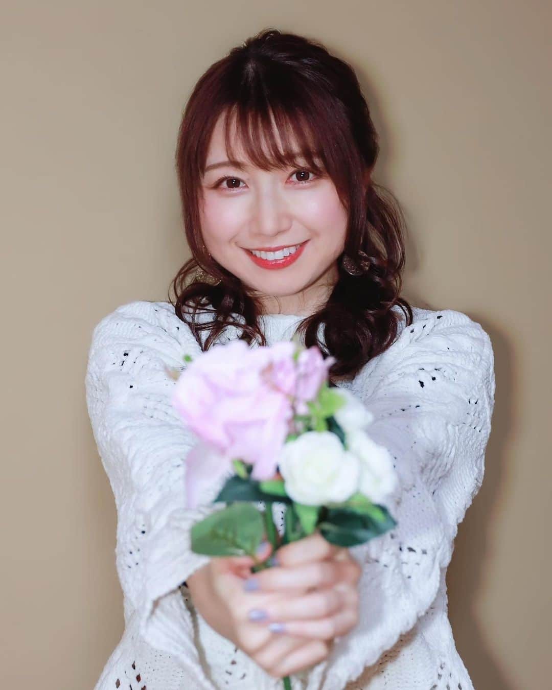 夏目樹里さんのインスタグラム写真 - (夏目樹里Instagram)「今週もお疲れさまでした〜💐  今週末の #SHOWROOM 配信は 日曜21時の予定ですヾ(*ˊᗜˋ*)  https://www.showroom-live.com/br_juri」12月4日 21時33分 - juri_azure