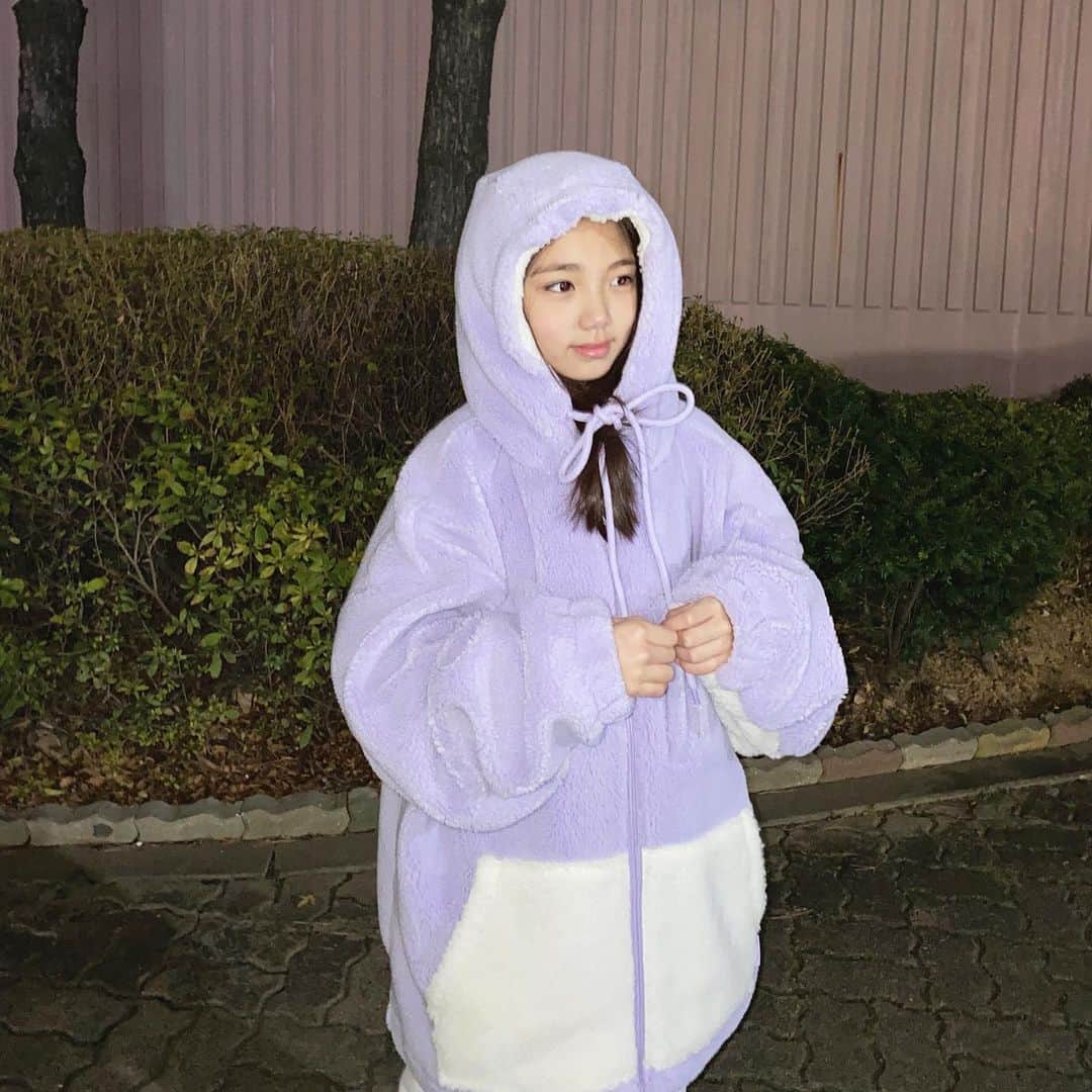 ウンチェのインスタグラム：「#밤마실 🌙 동네 한 바퀴 돌고 편의점 털러가기 🙊 - - - - #데이라이프 #DAYLIFE #デイライフ  #뽀글이 #양털자켓 #양털집업 #후리스 #금요일 #일상 #딸스타그램 #초딩스타그램 #키즈모델 #주니어모델 #아역배우 #이은채」