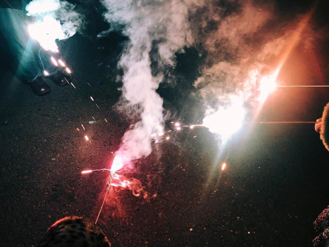 佐藤史果さんのインスタグラム写真 - (佐藤史果Instagram)「🎆💛🎇❄️🎆 冬の手持ち花火。☃️🪐✨ #handfireworks  #fireworks #花火 #手持ち花火 #rainbow #winter #冬 #2020」12月4日 21時33分 - sato_fumika