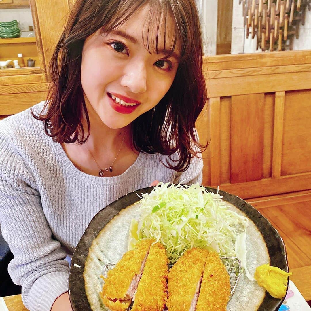 山田杏奈のインスタグラム：「カツ食べた〜！﻿ ヒレカツだから脂少なめでパクパク食べちゃった😋🍴﻿ ﻿ ミスコン終わってから美味しいもの食べた！！って報告のポストばっかりになっちゃうの悩み🥺💦﻿ みんなみたい投稿とかあったらコメントで教えて欲しい💭💭﻿ ﻿ #中目黒グルメ #中目黒ランチ おいしいもの #グルメスタグラム #グルメ女子 #グルメ部」