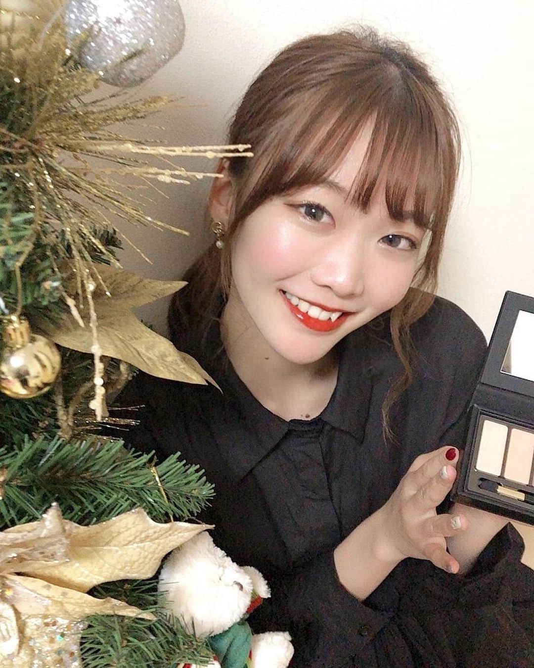 齋藤佳穂のインスタグラム：「今年のクリスマスコフレはこれっ💗🎅🏻🎁  本日も投票#かポチ お願いします🙏✨  #クリスマスプレゼント #クリスマスコフレ #クリスマスコフレ2020 #クリスマス #クリスマスツリー #お化粧 #アイメイク #ブラックコーデ #クリスマスネイル #dior #diormakeup #christmas #xmas」