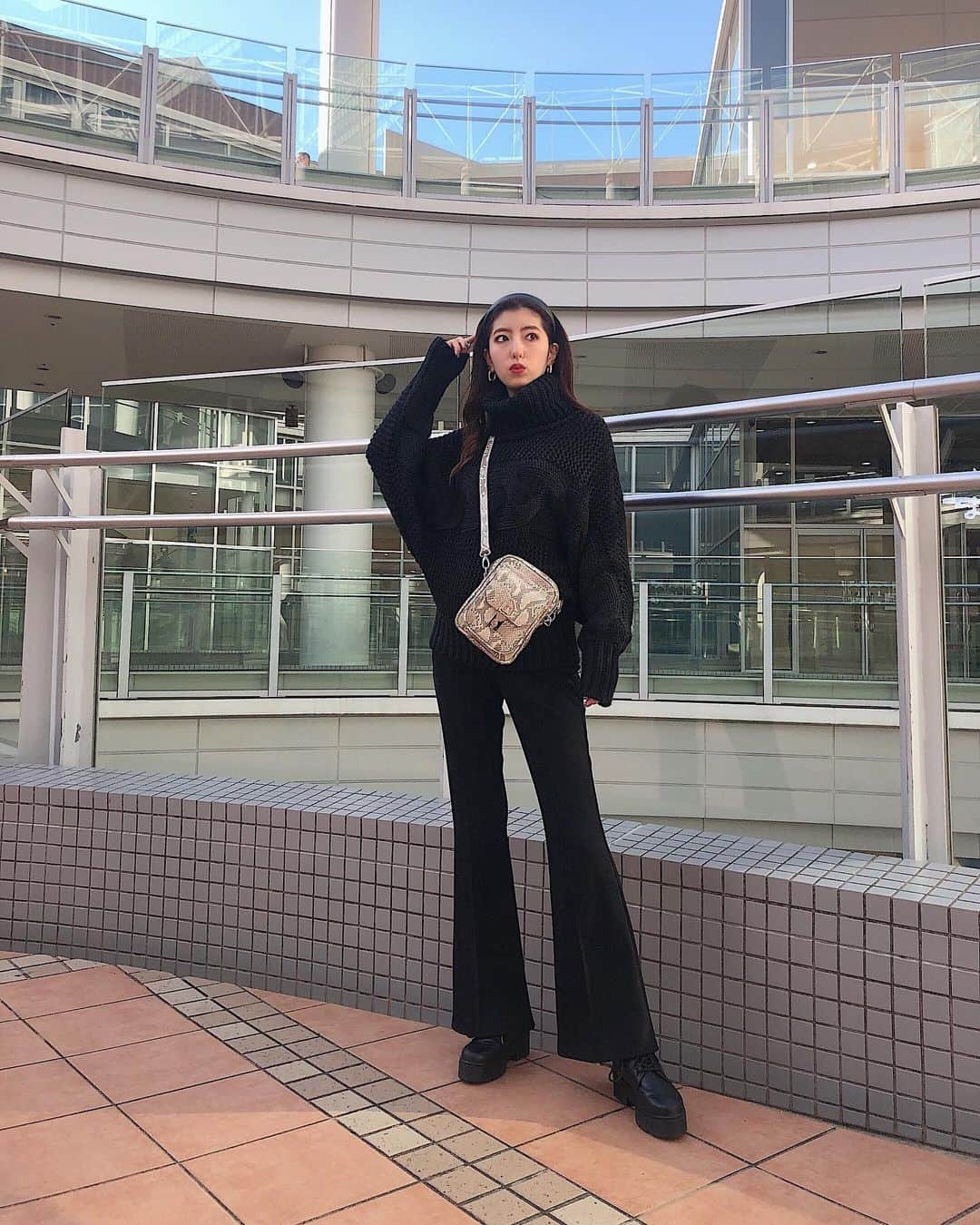 高村 楓のインスタグラム：「. . この間のまっくろコーデ🖤🖤 . #MURUA#murua_snap#murua_by_staff#code#fashion #ムルーア#ドルマンボリュームケーブルニット#バックスリットスウェードパンツ#カチューシャ#オールブラック#コーデ#ファッション」