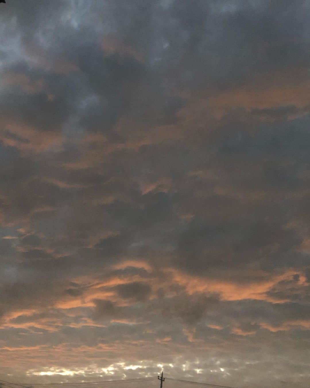 中野みやびのインスタグラム：「空  #空 #sky #スカイ #綺麗 #自然 #雲 #cloud #夕方 #夕暮れ #日本 #japan #青 #blue #orange #オレンジ #color #なかの #中野みやび #みやび」