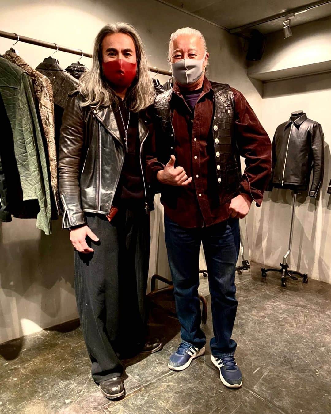 杉原勇武のインスタグラム：「展示会にアメ車業界のレジェンドADVACE AUTOの山本さんが展示会に来てくれました。 緊張しましたが、とても楽しい時間でした。 わざわざお越し頂きましてありがとうございました。 レーサーでもあり週末はサーフィンもやり、憧れの先輩です。 伊藤さんご紹介頂きありがとうございました。」