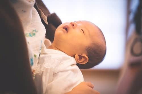 山崎愛香のインスタグラム：「. @yokonakata_ph に撮って頂いたオフショット🍁 息子の周りにはこんな優しくって温かい空気が流れてるんだなあ…❤️ 毎日の育児であっという間に時間が流れてしまうけど、 今のこの瞬間をしっかり目に焼き付けようと思いました。 そして沢山写真を撮って忘れないようにしよう。 素敵に切り取って頂いてありがとうございました❤️ #仕事復帰が息子と一緒で幸せでした #1ヶ月 #1ヶ月ベビー #10月生まれ #寝顔」