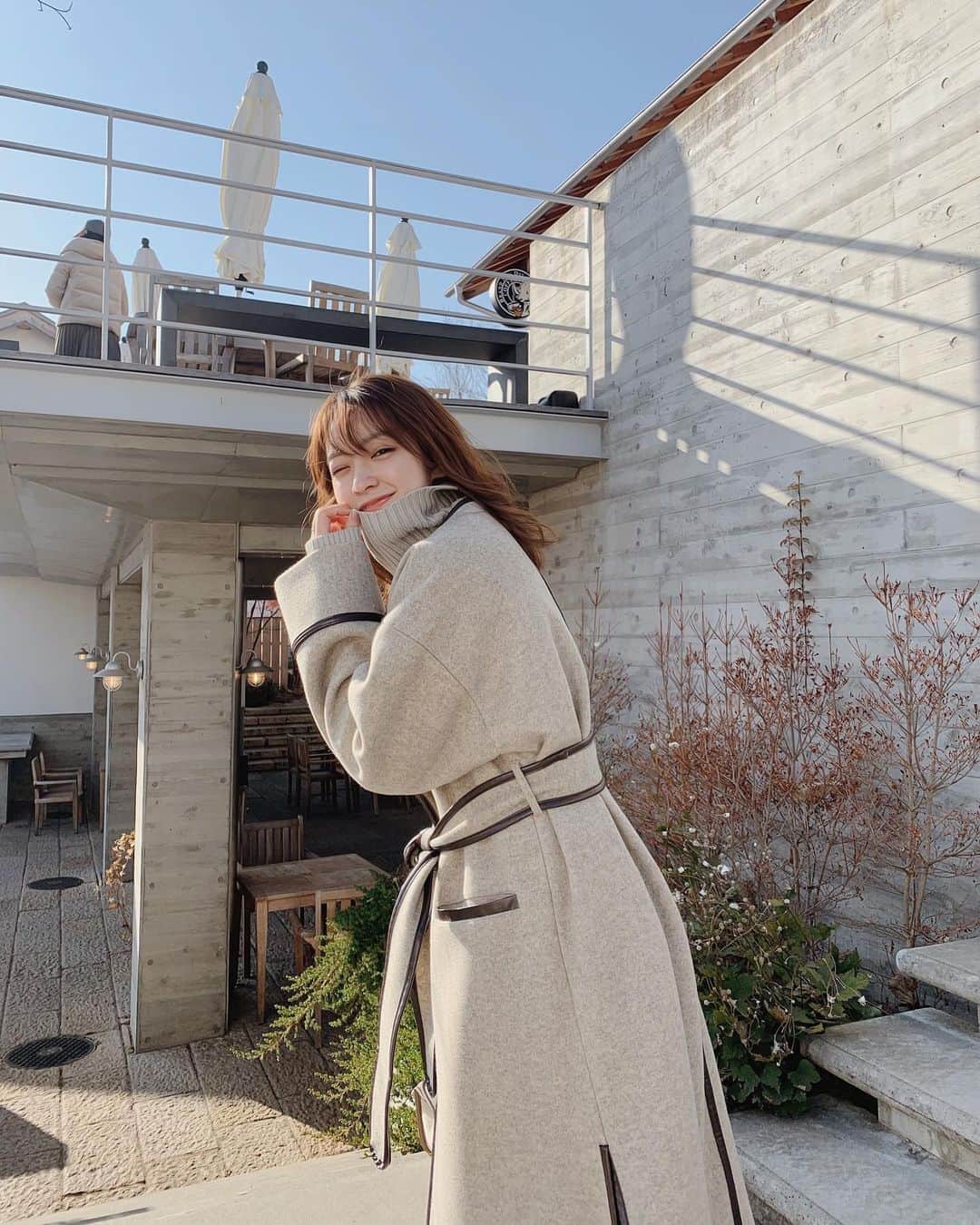 大野愛友佳のインスタグラム：「今年のコート❄️  今季あんまりよいものに出会えてなかったんだけど、 みつけたチコのパイピングコートはとってもぐっときた🧥♡  チョコレートカラーのパイピングがかわいくて、袖も裾もバランスが好みでした◎  東京に戻ってきてからすごく寒くて あったかいコート買っておいてよかったぁぁ😣💗  #パイピングコート#冬コート#冬コーデ#ハイネックニット#ハイネックセーター#パイピング#フーズフーチコ#コートコーデ#グレーコート#whoswhochico#pipingcoat」