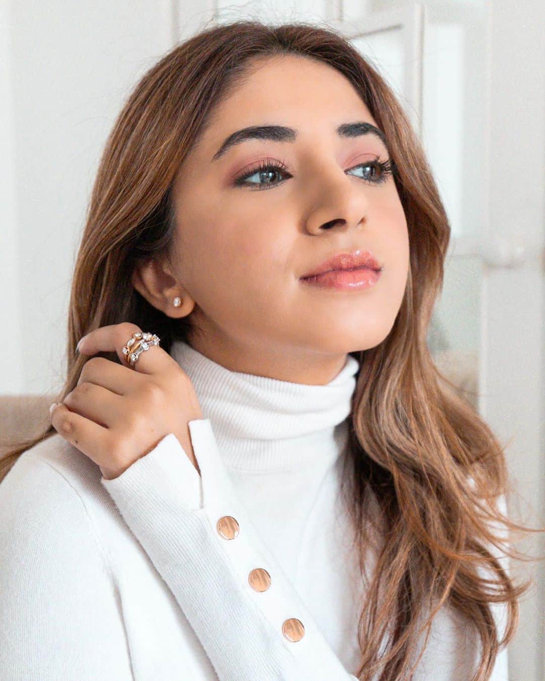 Aashna Shroffさんのインスタグラム写真 - (Aashna ShroffInstagram)「Versatility meets timeless beauty in these gorgeous @forevermark pieces 💎  If you’re looking to gift yourself or someone you love something special this festive season, these stackable rings are made using rare, natural diamonds. It doesn’t get more special than this ❤️  #Forevermark #ad」12月4日 21時44分 - aashnashroff
