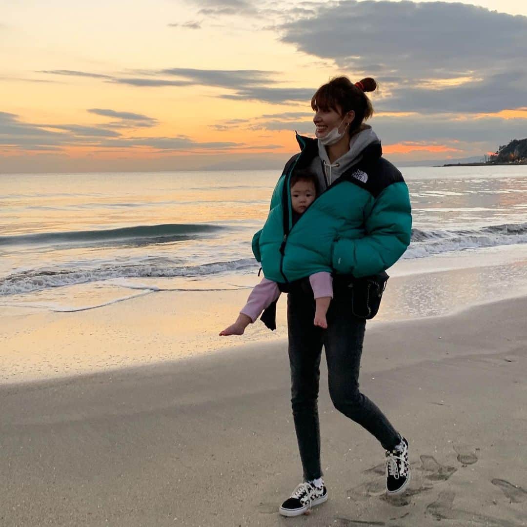 高松チェルシーリナのインスタグラム：「. 今日は菜乃花と鎌倉へ旅してきました🥰🥰 毎年必ず行っている、銭洗弁天に今年はまだ行けておらず🥺 そんな私のわがままを叶えてくれたのでした🥺❤️ . 素敵なお店でお蕎麦食べて、銭を洗い、小町通りでお土産買って、最後は由比ヶ浜で夕日を見て帰りました🌊🌞 . 今は小町通りで買ったおせんべえをバリボリ食べながらインスタしてます。 美味しすぎて止まらないの、助けてww . 菜乃花の写真かわいすぎてストーリーにも載せたけどここにも載せるね。 可愛いのお裾分けです👐🏻💕笑 . #鎌倉#小町通り#由比ヶ浜#プチ旅行#銭洗弁天宇賀福神社#たびぶ」
