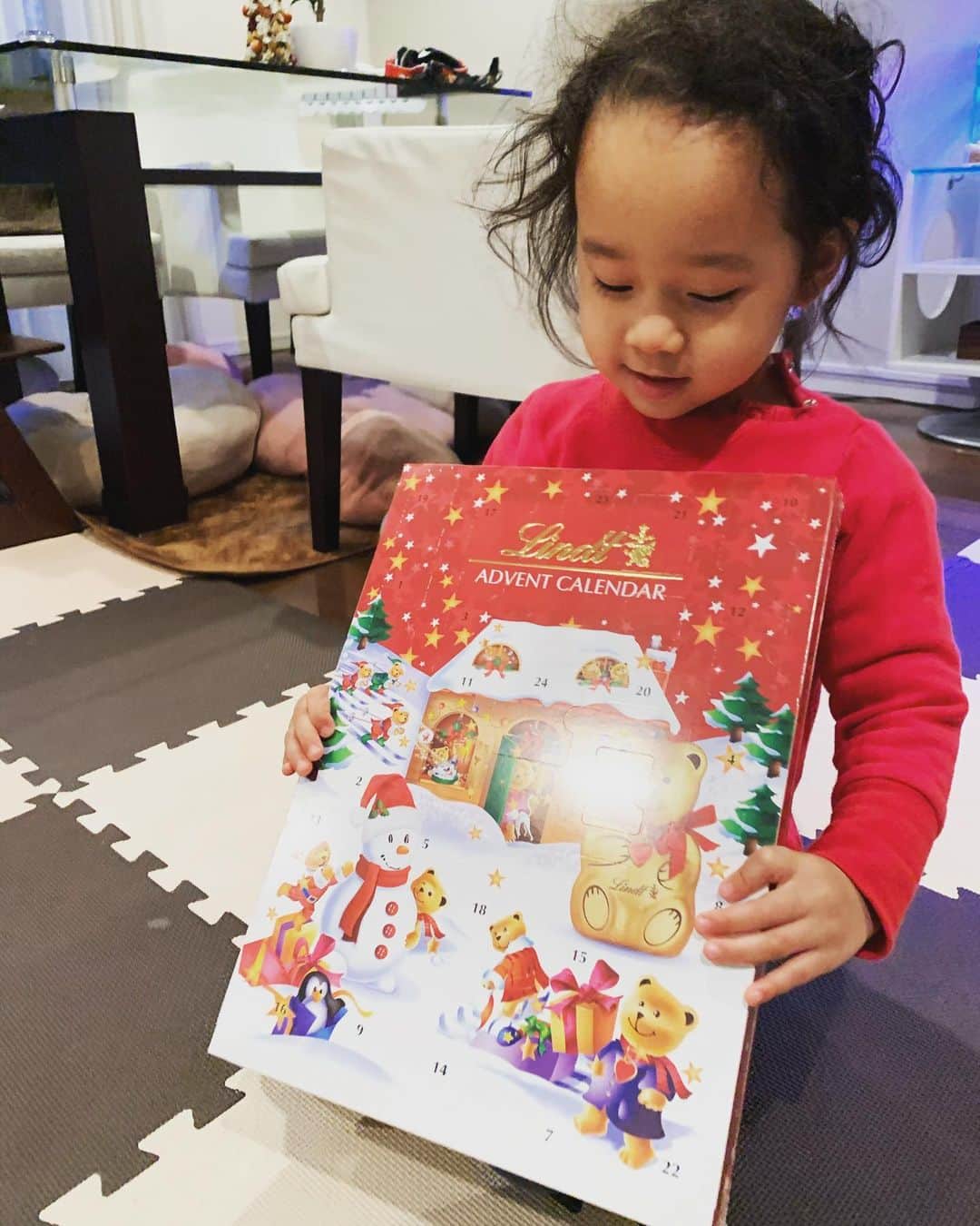 トムセン陽子さんのインスタグラム写真 - (トムセン陽子Instagram)「アドベントカレンダー。 私が小さな頃、毎年心から楽しみにしてた。 娘にも同じ喜びを・・・ということで、3歳になったから解禁😊 毎日窓を開けてお菓子を一個取ってね❤️ なかなか良いのがなくてやっと見つけたリンツのチョコカレンダー🍫 美味しそう。。。 クリスマスまで楽しんでね💕 . . . #lindt  #advent calendar」12月4日 21時58分 - yokothomsen