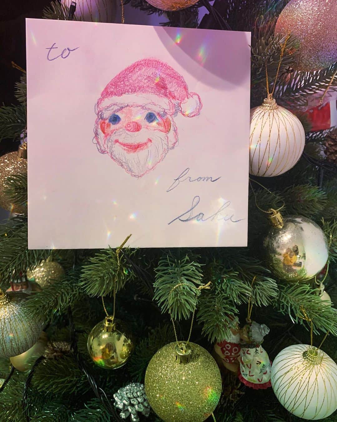 のインスタグラム：「. . 息子と保育園の帰りに おもちゃ屋さんに寄って クリスマスプレゼントを 選んできました。 . . お家に帰って、 サンタさんに お願いのお手紙を書きました。 . . クリスマス、 プレゼントが届くといいね。 (いい子にしていたら届くはず♡) . . 封筒のサンタさんの絵は夫。笑 . . #クリスマス#サンタさん#クリスマスプレゼント#手紙」