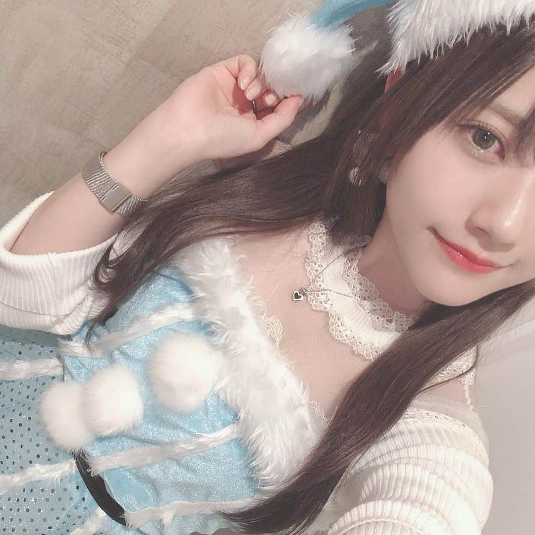 のインスタグラム：「. 今年のクリスマスは、 ブルーサンタになります❄❄  (先に言っちゃうスタイル) (写真は去年のやつ)  オンラインだけど、 クリスマス当日は 是非一緒に楽しみましょう〜🎅🏻♡  https://select-type.com/ev/?ev=1k0wY0q3XRA  #クリスマス #オンライン #イベント #ケーキ食べる配信 #たぶん」