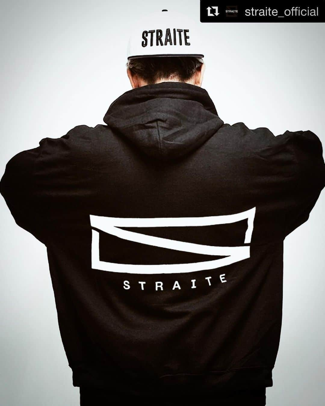 DJ ACEさんのインスタグラム写真 - (DJ ACEInstagram)「#Repost @straite_official with @get_repost ・・・ #straite﻿ ﻿ 　　【レクタングルロゴブラックパーカー】﻿ ﻿  ﻿ ﻿ 発売後、爆発的な人気を誇ったパーカーへのリクエストにお応えし、新色のブラックパーカーが新登場。﻿ 人気のレクタングルロゴを採用し、袖にもプリントを施した１枚。﻿ これからの季節に重宝する保温性の高い裏起毛生地を使用した枚でもアウターのインナーとしても活躍間違い無し。﻿ 大きサイズを選べば選ぶほど、ドロップショルダー、太い袖幅、身幅でビッグシルエットとなっており、今っぽい着方ができる旬な逸品！﻿ ﻿ ﻿ ﻿ ﻿ http://www.straiteweb.com/﻿ ▶︎ @straite_official ◀︎﻿ ⬆︎ご購入はコチラから﻿ ﻿ お得な情報や新作情報をLINEでGET!! 友達追加はコチラから↓﻿ 公式LINE@  https://line.me/R/ti/p/%40ooj7984e﻿ ﻿ #straite_style﻿ ﻿ ﻿ ＠straite_official﻿」12月4日 21時51分 - ace1djace