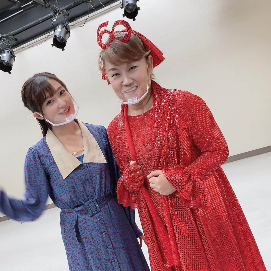 ミクのインスタグラム：「. . 稽古の時から凄く良くしてくださってて、何かあったらすぐ駆け寄って声をかけてくださり、優しく熱く、笑顔の大事さを改めて教えてくださった愛あふれる邦子さんと♡ . .  #山田邦子の門2020」