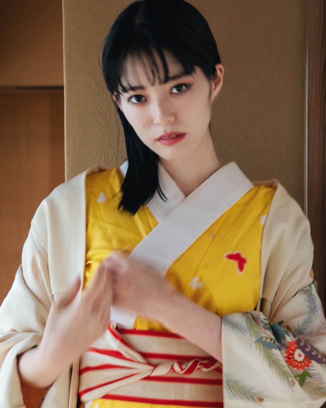 masayuki nittaのインスタグラム：「. @ririririn_co  と着物の写真を撮るようになって ﻿ 日本の伝統文化を勉強するようになった﻿ ﻿ ﻿ 特に動きの型で感情の表現をする﻿ 能の世界に引き込まれた﻿ ﻿ ﻿ 世阿弥の本を読むと、﻿ 芸事の厳しさや、幽玄の世界観、﻿ そして「秘すれば花」という言葉﻿ ﻿ 日本人しか表現できない文化の品と静謐さが今もなお息づいている。﻿ ﻿ ﻿ 新しい世界を知るきっかけをくれて感謝」