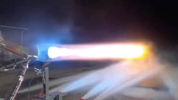 ジェフ・ベゾスのインスタグラム：「This is the engine that will take the first woman to the surface of the Moon. The BE-7 is a high-performance, additively manufactured liquid hydrogen/liquid oxygen lunar landing engine with 10,000 lbf of thrust — deep throttling down to 2,000 lbf for a precise landing on the Moon. The engine will power @BlueOrigin’s National Team HLS lunar lander. Video is from a test this week at @NASA Marshall in Huntsville, Alabama — bringing cumulative test time on the program to 1,245 seconds. #Artemis #GradatimFerociter」