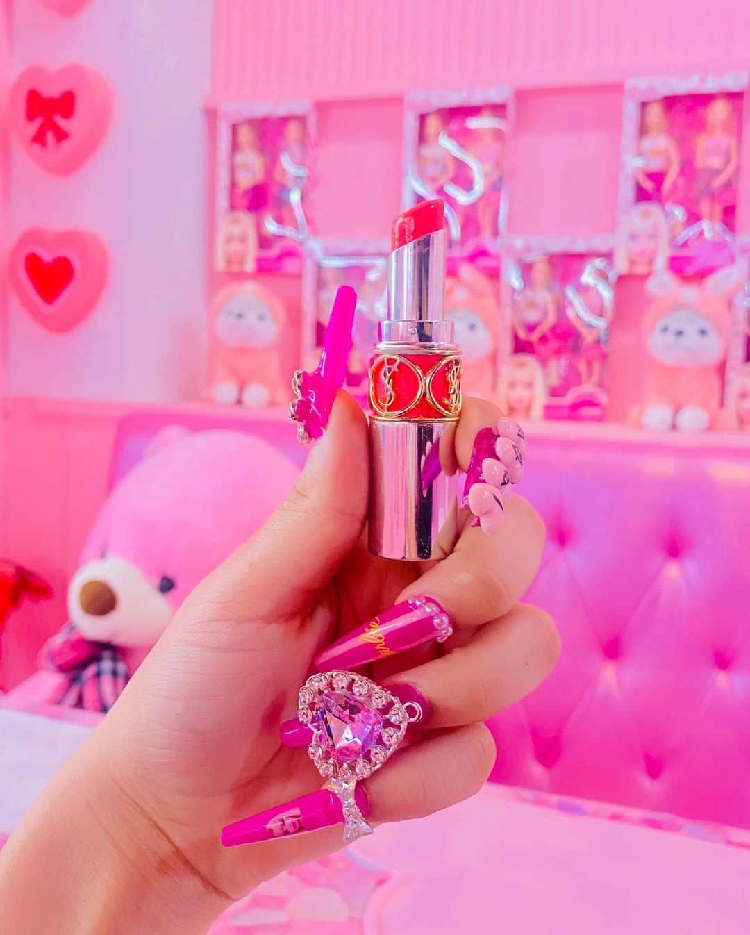 Mayuriさんのインスタグラム写真 - (MayuriInstagram)「ピンクを愛し始めて早18年‼️💙 . #でも水色のことも好き！ #あと虹色もすき！ #でもピンクのことはあいしてる！ #愛してるって言葉あんまり言っちゃダメっぽいんだけど #ピンクのことはまじであいしてる！ #ここのカフェ可愛すぎ😔 #可愛すぎて大変 #おトイレ我慢してるなう #寒すぎて今日からマフラーデビューです #マフラーとも真剣に向き合いたいので #応援よろしくお願いします #てへ #ピンクしか勝たせません！ #勝たんではなく勝たせません！ #言葉は丁寧に共同団体会長 #Mayuri #より、、、 #マユリの頭の中」12月4日 21時55分 - mayurinn0319