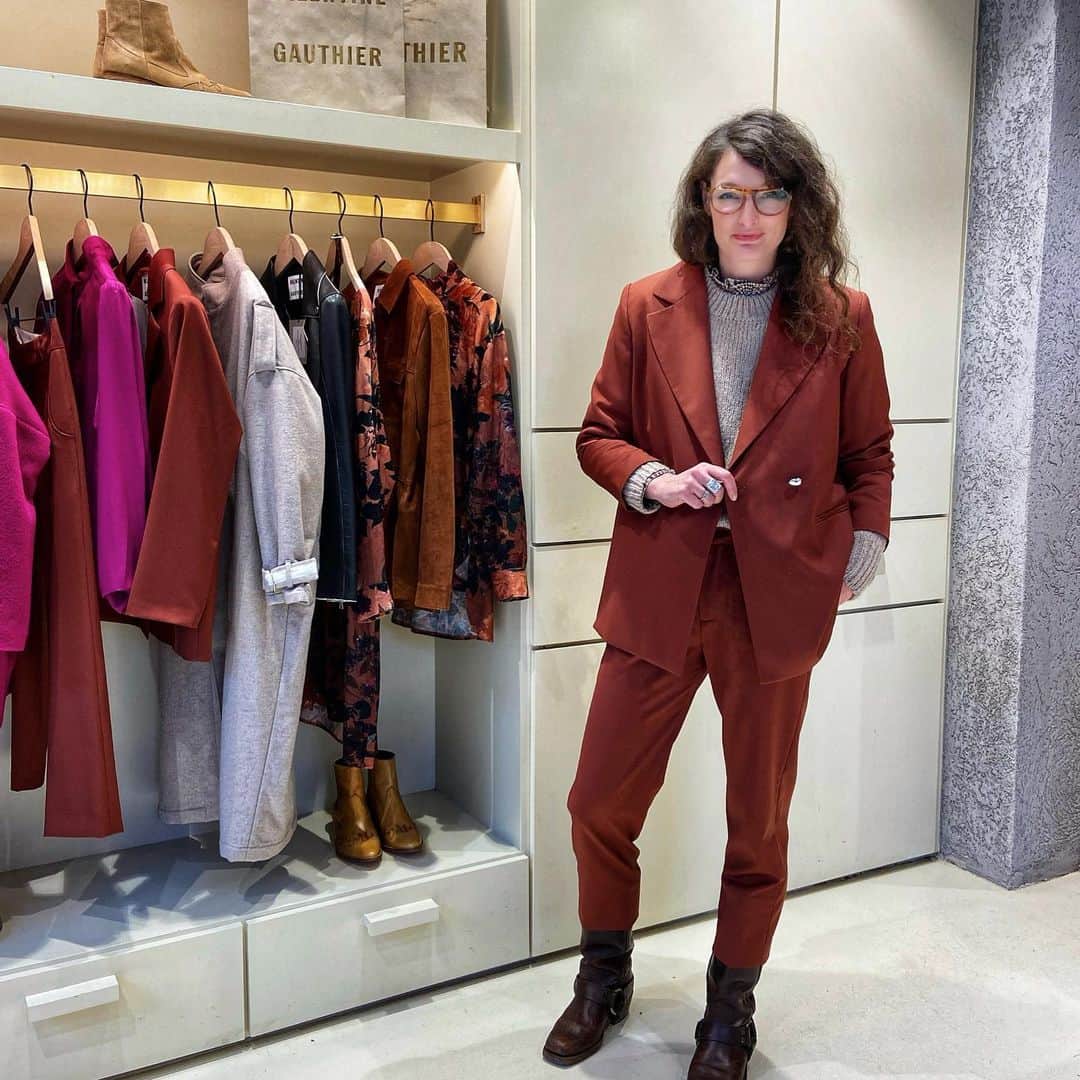 のインスタグラム：「Valentine est dans notre boutique située au 88 boulevard Beaumarchais! Elle porte le blaser Jim et le pantalon Scott barn red en laine super 100 tissée en Italie ainsi que le pull Perriand grès sur la blouse Ness Glasgow.  Elle aime les tissus qui vont bien vieillir et pour cela elle choisit des qualités de laines et des tisserands qui garantissent une longue vie à ces pièces.  Un vestiaire est particulièrement intime et  devrait être pensé comme un accompagnant de vie.」