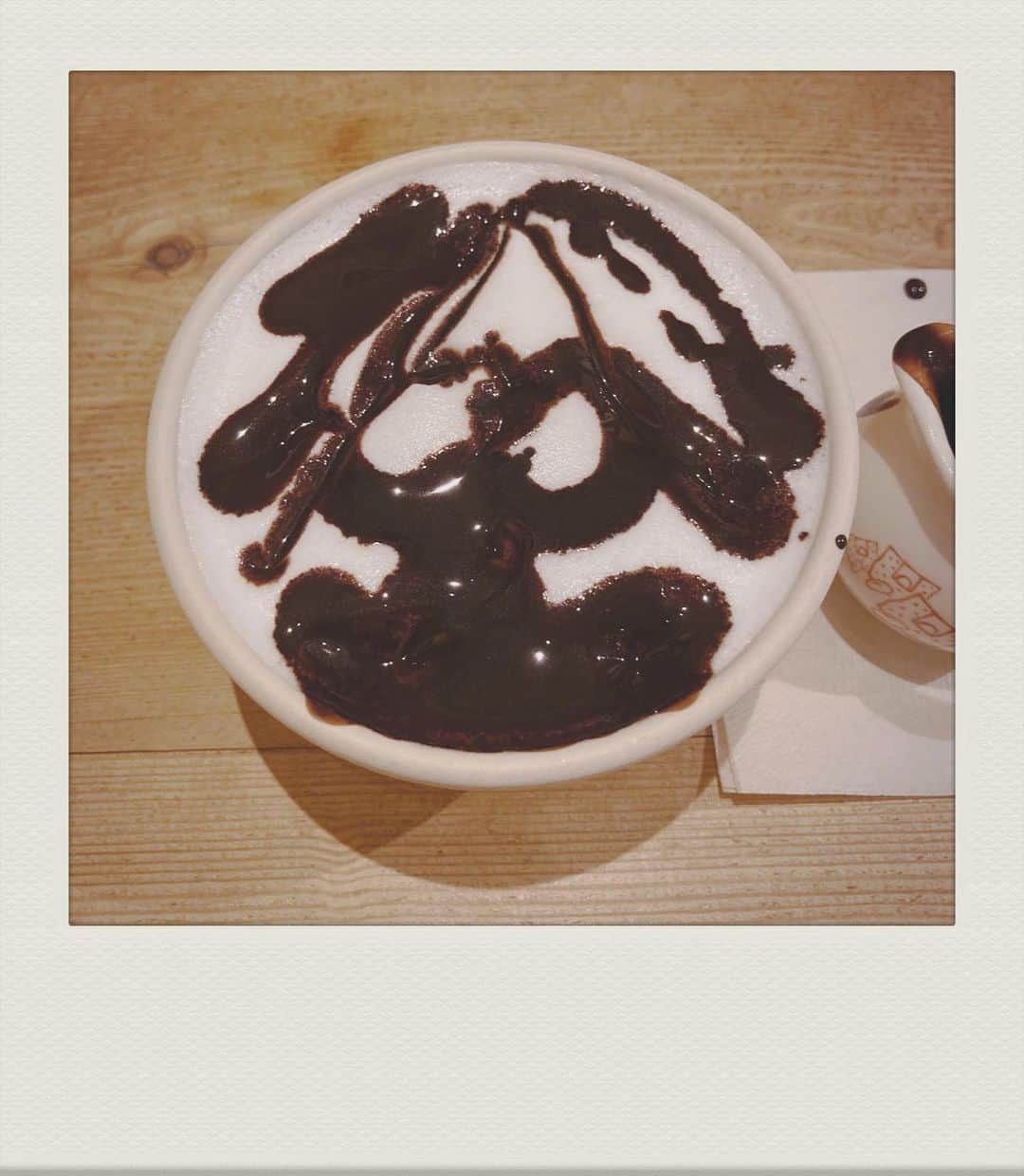 朝倉世界一のインスタグラム：「さるフェスの打ち合わせでホットチョコで描いたしりあがりさん。次のさるフェスは配信になったみたい」