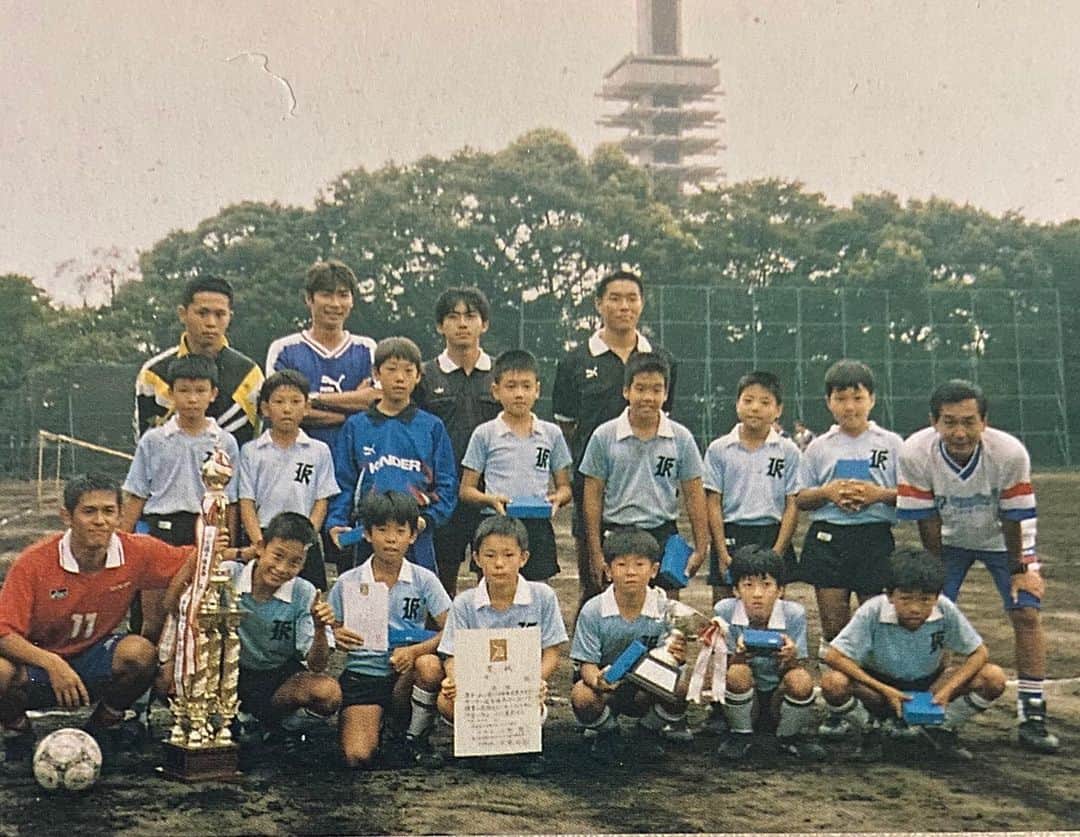 都倉賢さんのインスタグラム写真 - (都倉賢Instagram)「先生へ﻿ ﻿ 先日僕がサッカーをやるきっかけを作ってくれた少年団の先生がお亡くなりになりました。﻿ ﻿ 当然ながら先生がいなかったら今の僕はいません。﻿ ﻿ 今年でキャリア16年を迎えてもなお「上手くなりたい」と本気で思い毎日全力を尽くし昨日出来なかった事が今日出来るようになる成長の喜びを感じる「原体験」を作ってくれたのは紛れもなく先生でした。﻿ ﻿ 少年団に通い始めた当初はサッカーだけをやるというより、みんなで体を動かしながら遊んでいるような場所で毎週通うのを楽しみにしていました。﻿ ﻿ そこで沢山走ったり転んだり、ボールを蹴っていく中でサッカーの虜になっていきました。﻿ ﻿ ある日いつもより早めに練習場に着いた時、先生に呼ばれ「バナナシュートを教えてあげる」と言われました。﻿ ﻿ 今のサッカー少年達はもう耳にしていないかもしれませんが、当時カーブシュートの事をバナナシュートと呼んでいて、上の学年のお兄さん達が出来るカッコいいスキルだと思っていました。﻿ ﻿ そんなスキルを教えてもらえる喜びと最初にトライした時に全く上手くいかずに悔しかったのを覚えています。その中で先生の蹴り方やアドバイスのおかげで少しずつボールが曲がるようになり「バナナシュート」を打てるようになりました。そんな出来なかった事でも工夫して反復すれば上手くなる成功体験が僕を今でもなお成長へ導いてくれる「原体験」でした。﻿ ﻿ そんな「原体験」は僕に自信をつけ、サッカーに限らず全ての事柄で僕の成長の原動力となり、サッカー選手として、親として、1人の人間として支えてくれています。﻿ ﻿ そんな「原体験」を作ってくれた先生に生前感謝の気持ちを素直に伝える事が出来なかった事が今となっては心残りとなってしまいました。﻿ ﻿ これからもそんな先生が作ってくれた「原体験」を大切にしていきますね！﻿ ﻿ 先生有難うございました！！！﻿ ﻿ そしてこれからも天国から僕を叱咤激励して下さい。」12月4日 22時07分 - tokuraken