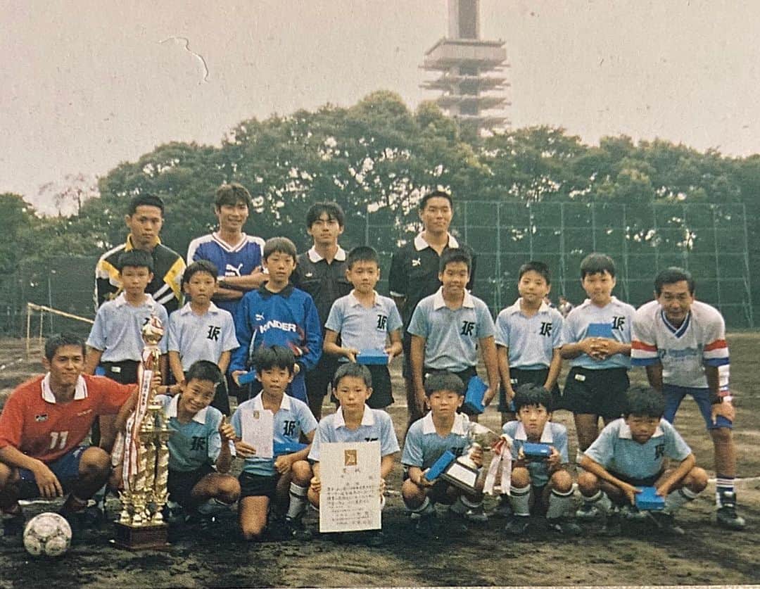 都倉賢のインスタグラム：「先生へ﻿ ﻿ 先日僕がサッカーをやるきっかけを作ってくれた少年団の先生がお亡くなりになりました。﻿ ﻿ 当然ながら先生がいなかったら今の僕はいません。﻿ ﻿ 今年でキャリア16年を迎えてもなお「上手くなりたい」と本気で思い毎日全力を尽くし昨日出来なかった事が今日出来るようになる成長の喜びを感じる「原体験」を作ってくれたのは紛れもなく先生でした。﻿ ﻿ 少年団に通い始めた当初はサッカーだけをやるというより、みんなで体を動かしながら遊んでいるような場所で毎週通うのを楽しみにしていました。﻿ ﻿ そこで沢山走ったり転んだり、ボールを蹴っていく中でサッカーの虜になっていきました。﻿ ﻿ ある日いつもより早めに練習場に着いた時、先生に呼ばれ「バナナシュートを教えてあげる」と言われました。﻿ ﻿ 今のサッカー少年達はもう耳にしていないかもしれませんが、当時カーブシュートの事をバナナシュートと呼んでいて、上の学年のお兄さん達が出来るカッコいいスキルだと思っていました。﻿ ﻿ そんなスキルを教えてもらえる喜びと最初にトライした時に全く上手くいかずに悔しかったのを覚えています。その中で先生の蹴り方やアドバイスのおかげで少しずつボールが曲がるようになり「バナナシュート」を打てるようになりました。そんな出来なかった事でも工夫して反復すれば上手くなる成功体験が僕を今でもなお成長へ導いてくれる「原体験」でした。﻿ ﻿ そんな「原体験」は僕に自信をつけ、サッカーに限らず全ての事柄で僕の成長の原動力となり、サッカー選手として、親として、1人の人間として支えてくれています。﻿ ﻿ そんな「原体験」を作ってくれた先生に生前感謝の気持ちを素直に伝える事が出来なかった事が今となっては心残りとなってしまいました。﻿ ﻿ これからもそんな先生が作ってくれた「原体験」を大切にしていきますね！﻿ ﻿ 先生有難うございました！！！﻿ ﻿ そしてこれからも天国から僕を叱咤激励して下さい。」