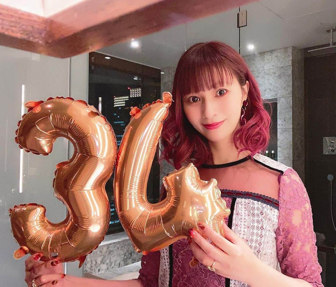 知華のインスタグラム：「2020.12.04 My birthday! 34歳になりました。 元気で美しく幸せに過ごしたいと思います。 今回、 パレスホテルさんにはとても良くしていただきました。 ありがとうございます。  #birthday #mybirthday #34歳 #赤髪#lisaカラー#グラデーションカラー 👗#riekainouegnu  #パレスホテル#皇居 #palacehoteltokyo せっかくの誕生日ですが、 仕事でミスをし 明日は休みですが出勤です💔 #油断せずに行こう （元ネタわかる？）」