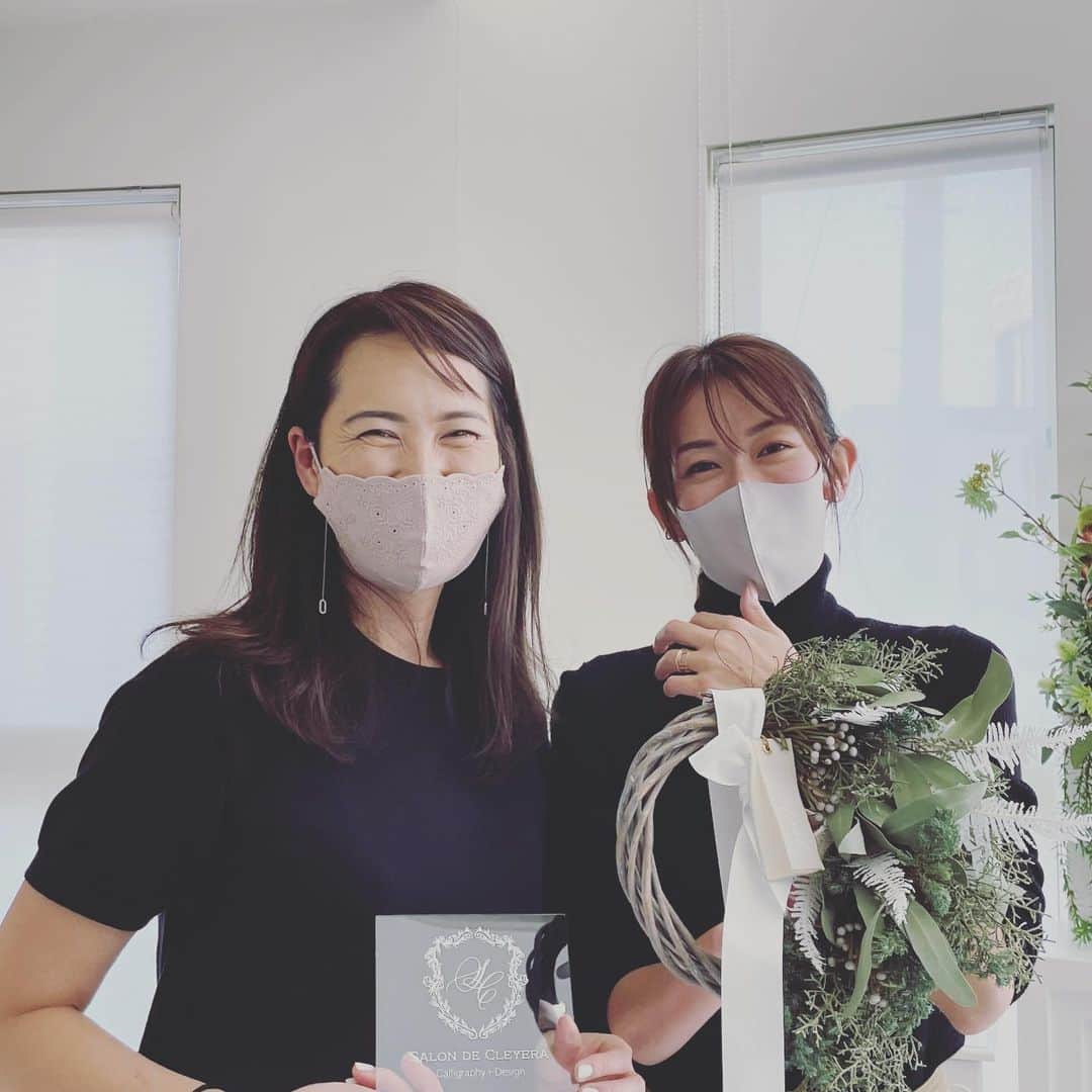 大河内奈々子のインスタグラム：「・ ・  ワークショップへご参加くださいましたみなさま、ありがとうございました❤️  あっという間のワークショップで、私が物足りなくらいでした😅  カリグラフィーのレッスンの時の静寂なひと時。 そして、ワークショップの時の活動的な空気.。 なんとも充実した時間になりました🤍 @mizumizustrength ステキなサロンでのレッスン　とても良い時間でした😊ありがとうございました❗️  換気などの感染対策へのご協力もありがとうございました😊  また皆さんとご一緒できるのを楽しみにしています❤️  今月はワークショプをいくつか行う予定です。 ご興味のある方はぜひご参加くださいね✨ ・ ・ #ワークショップ #クリスマスリース #コラボリース #花のある暮らし #カリグラフィー #レッスン」