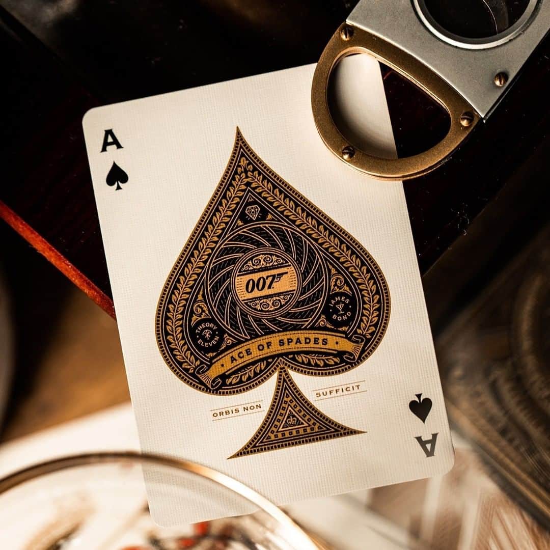 James Bond 007さんのインスタグラム写真 - (James Bond 007Instagram)「Chemin de fer or Texas hold 'em... the new James Bond cards from theory11 are ready to play. Available now at 007store.」12月4日 22時00分 - 007