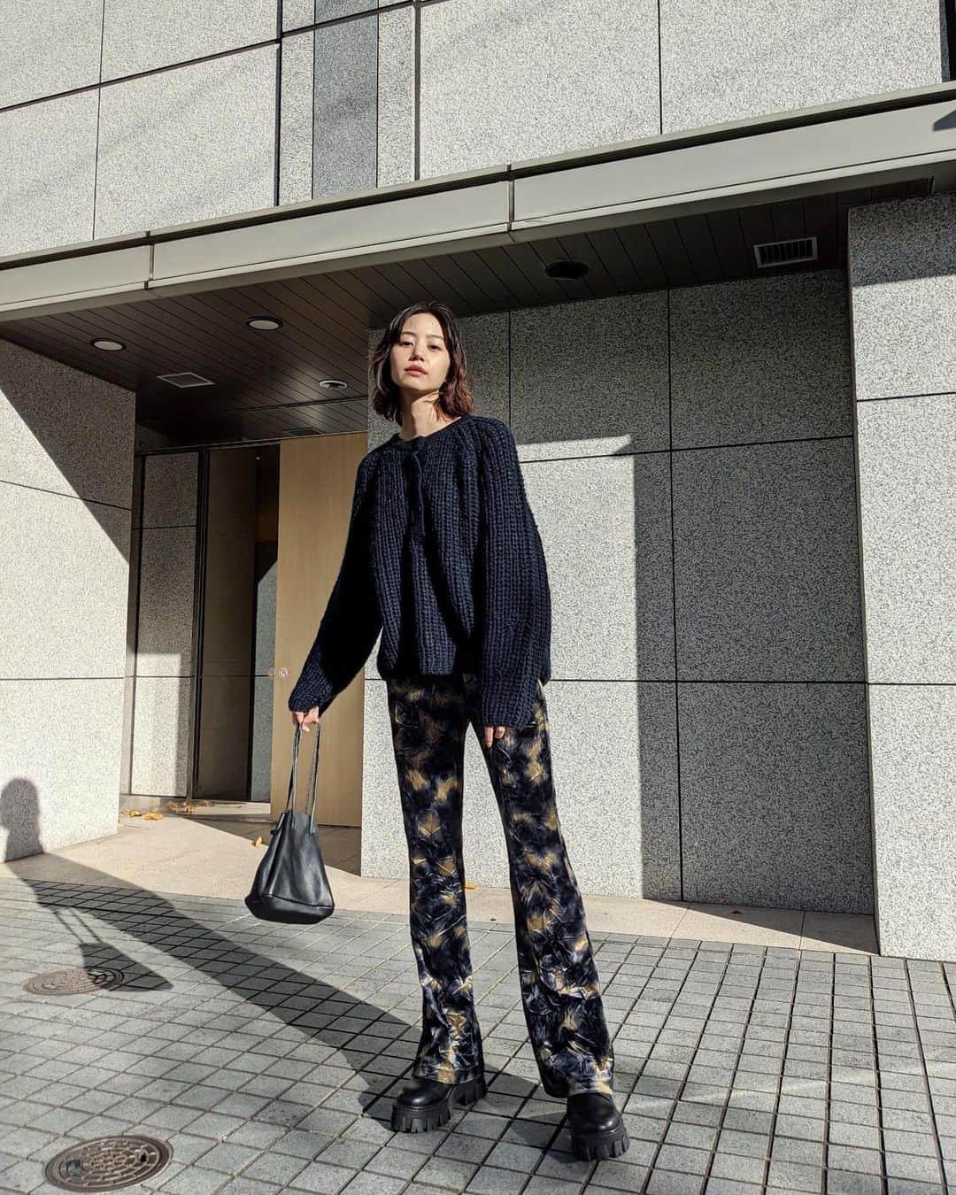 Shiho Sasakiのインスタグラム：「眩しくって目開いてない☀️笑 ベロア素材の季節感があるパンツに 旬なタイダイ柄を落とし込みました✌️ 後加工で入れたシワ加工がこだわりポイントで とても気に入ってます💎 ウエストゴムで楽ちんだけど 膝下を長めに設定したので脚が長ーく見えるよ✌️ #MOUSSY#MOUSSYSNAP」