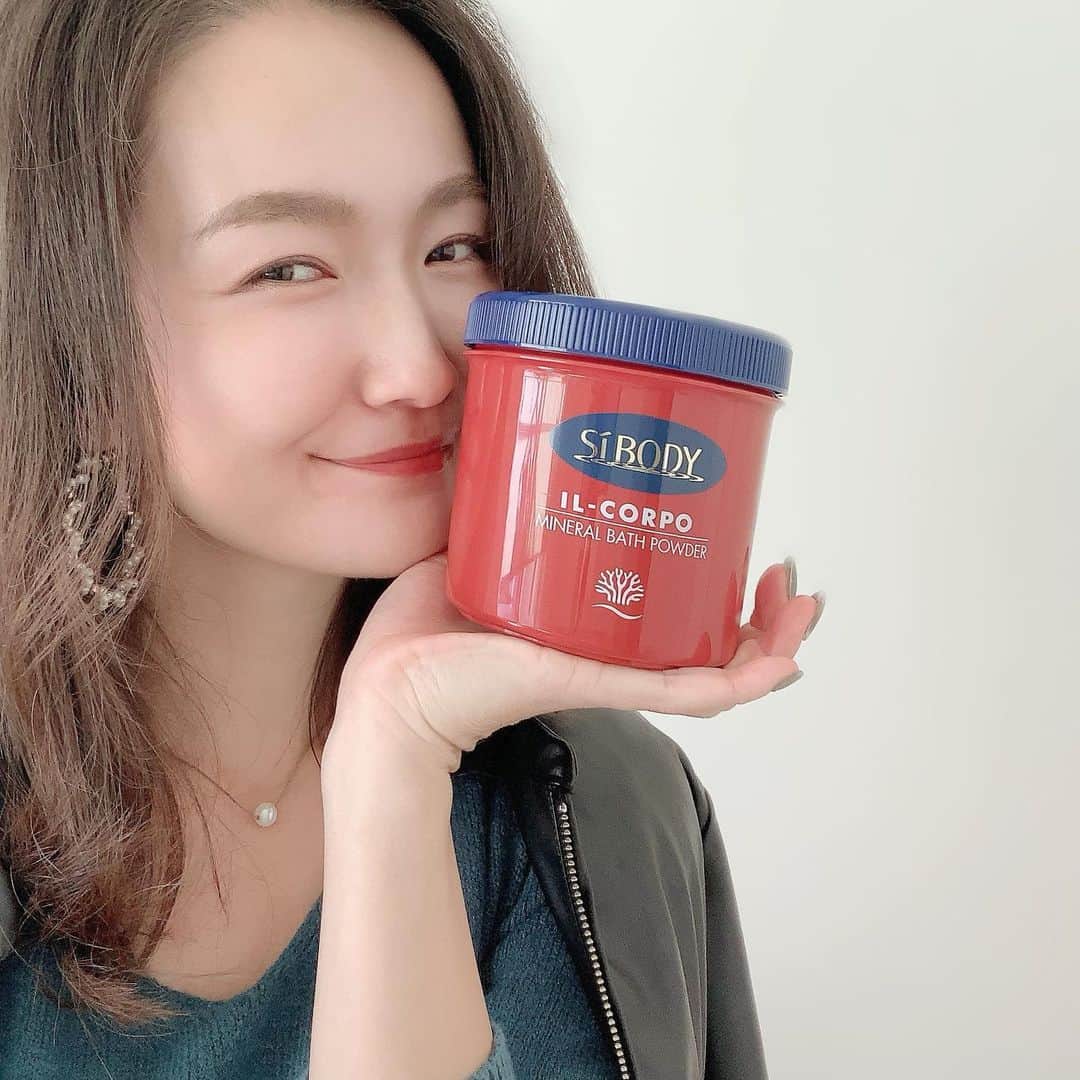 リナのインスタグラム：「今週ももお疲れ様🌓  Bath Timeは、 私にとって自分を癒す大切な時間🛀  お風呂には毎回必ず バスソルトやバスボムを入れています♪  #イルコルポ のバスパウダーは、 寒くなると使いたくなるアイテム❄️  ミネラルが豊富な宮古島の「雪塩」と「海藻エキス」の相乗効果で、 身体の芯からじんわり温まる感じ♪  ユーカリを基調としたタラソな香りも 大好きな香り❤︎  最近はタブレットを持ち込んで ゆ〜ったりお風呂タイムを楽しんでいます★ ...................................................... #シーボディ　#ミネラルバスパウダー　#入浴剤　#バスタイム　#温活　#美容好きな人と繋がりたい　#お風呂 #お風呂好き #bathtime #bathroom #bathtray #PR」