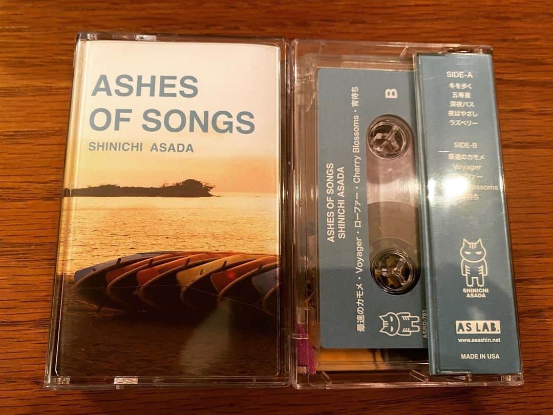 浅田信一のインスタグラム：「「ASHES OF SONGS CT」  米国の工場から届いたカセットテープ。 うれしい、そしてかわいい😍  予約分で既にソールドアウトしちゃってますが。  お楽しみに！」
