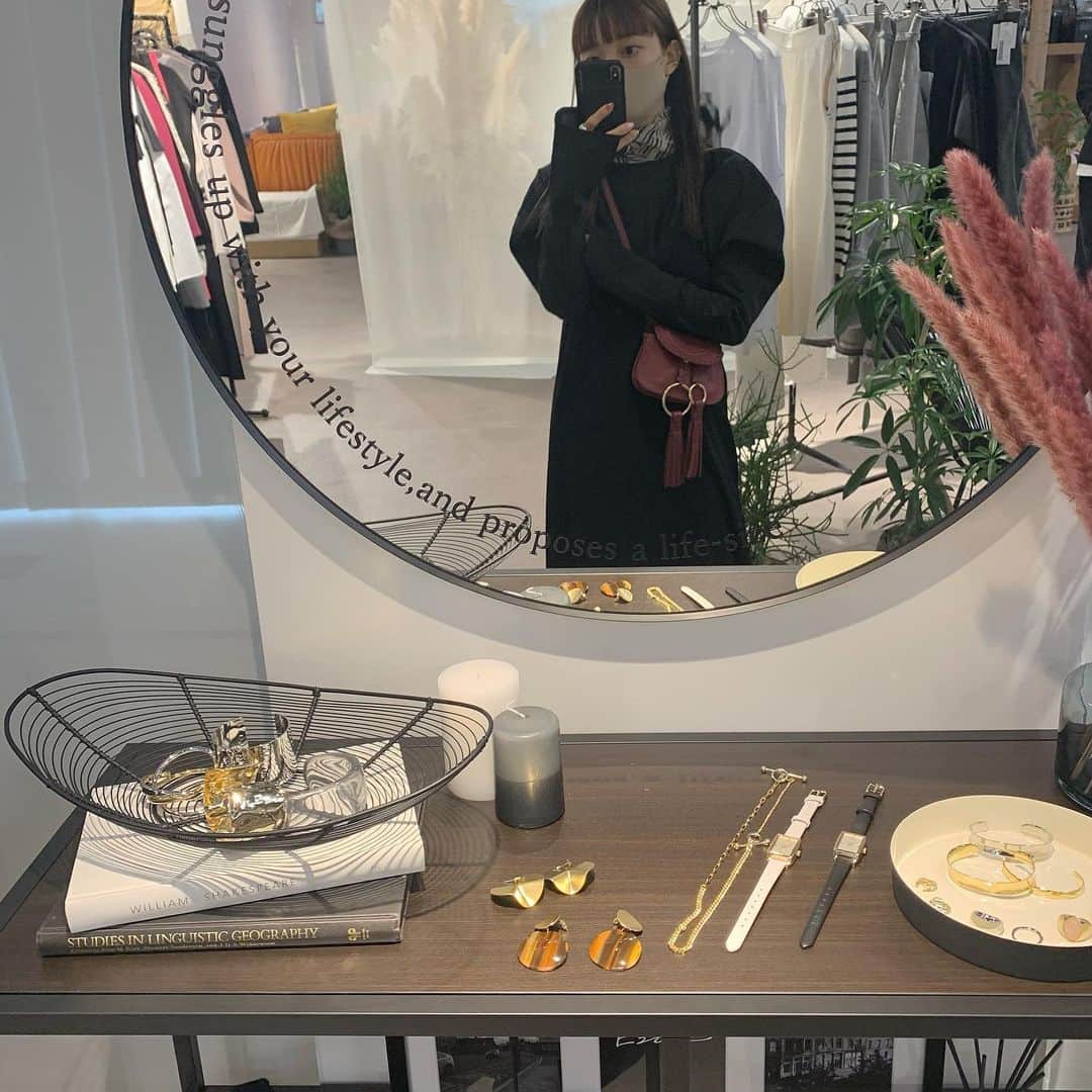 佐藤里緒菜のインスタグラム：「_﻿ @ezick.official 21ss展示会﻿ 2枚目のワンピースかわいいくて悩み﻿つつ とりあえずレイヤードベストをオーダーしました🖋﻿ 届いたらまた載せます〜﻿ ﻿ 展示会続きで春の気分なのにど寒い❄️﻿ ﻿ #ezick #ezicksnap #エジック #エジックスナップ #エジ子」