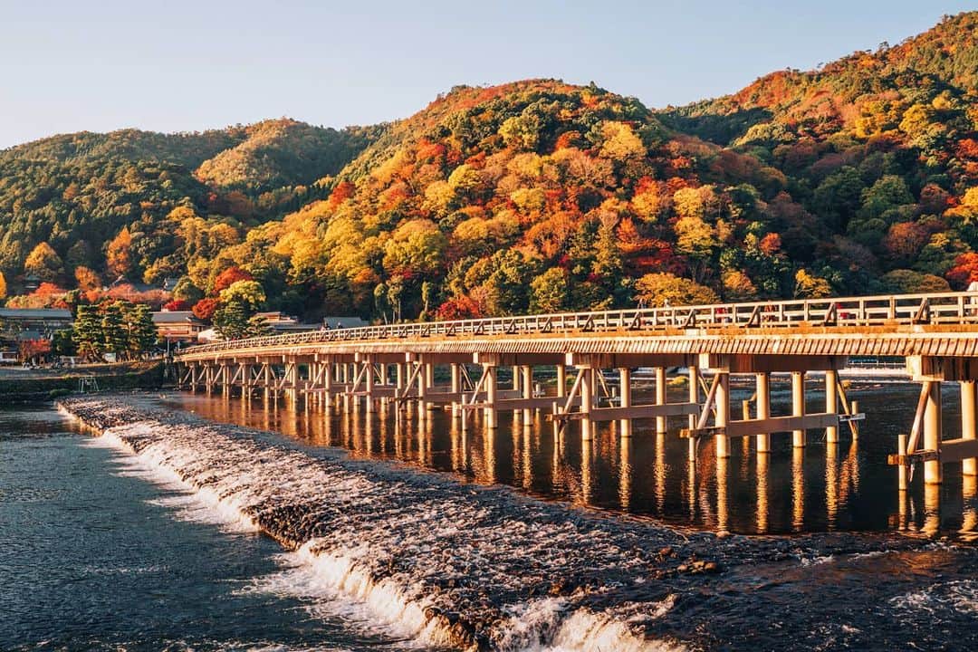 京都いいとこフォトのインスタグラム：「. 朝の嵐山・渡月橋。 背後の山も朝日と紅葉で紅く染まっていました。 .  . . Date : 2020.11.15 Location : #渡月橋 #Togetsukyo Photo : @hino0117 .」