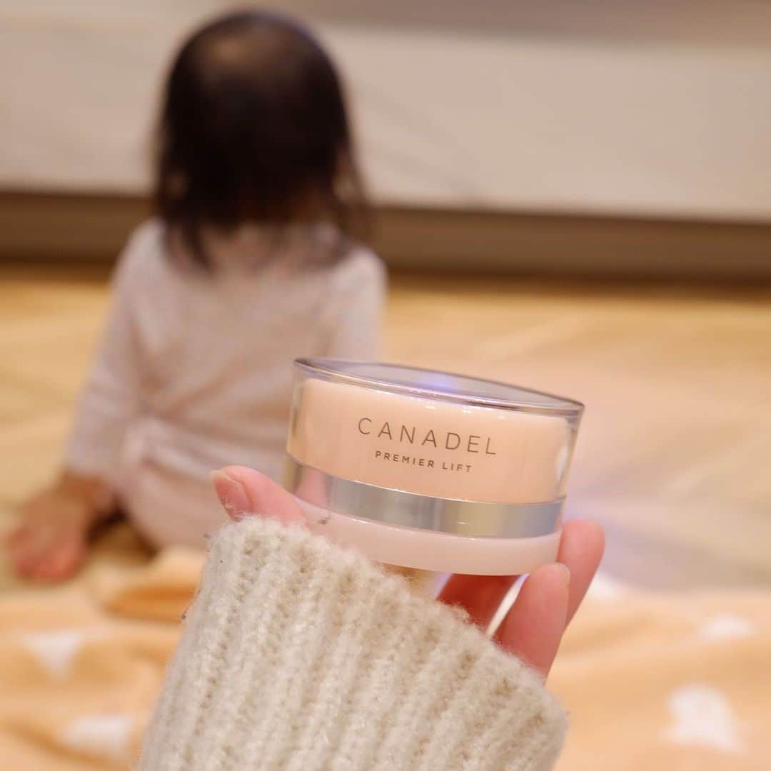 Keikooooooのインスタグラム：「こんばんは。 みなさま毎日お疲れ様です🌿 私自身にも毎日お疲れ様って言ってあげたい気持ち😫💗  毎日仕事が終わって娘を迎えに行って、 ご飯を作ってお風呂に入れて、あっという間に21時が来て、寝落ちの毎日。 最近はお風呂にも入れず、頑張って顔だけ洗って寝落ちしちゃう日も。  ほーーんと、1日が過ぎるのが早い💦 もっと時間が欲しい~~なんて、思っちゃうけど。  そんな日も、この @canadel_pr 「CANADEL（カナデル）」のプレミアリフト オールインワンだけ塗ってしまえば、あーもうめんどくさいとか、なかなか自分まで手が回らないママに、本当にオススメ✨  こういうものはうまく利用して、少しでも自分の時間や子供との時間を過ごしたいなと最近つくづく思うのです笑。  そして乾燥する時期だからこそ必須の、 アイクリーム（カナデル　エフェクト　アイクリーム　リフト）は、コスパもいいから、最近は多めに口周りや、目元、最近はおでこの皺にまで塗っています！  育児や仕事で忙しいママさんにぜひ試して欲しいオールインワンです✨  #canadel #カナデル #カナデルでかなえるキレイ #オールインワン #スキンケア #リフトケア #時短ケア #おすすめ美容 #おこもり美容 #美肌 #ママの味方 #ママの悩み #pr」