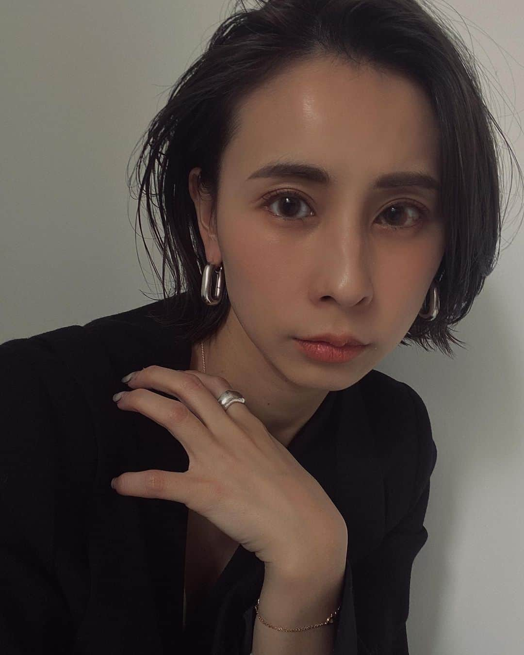 黒石奈央子さんのインスタグラム写真 - (黒石奈央子Instagram)「本日アップのyoutubeでは  黒石奈央子の劇的ビフォアフターをアップ！！  イノアカラーに初めてチャレンジしたよ！  @instauka のカラースタイリストの中田さんにやってもらいました！  まずカラースタイリストという職種にびっくり👀その名の通りめちゃくちゃ綺麗なカラーにしてくれた！  色を抜いてないのに透明感のあるカラーにしてくださいました！  詳細はストーリーのYouTubeリンクから！  #イノアカラー#uka」12月4日 22時11分 - blackstone705