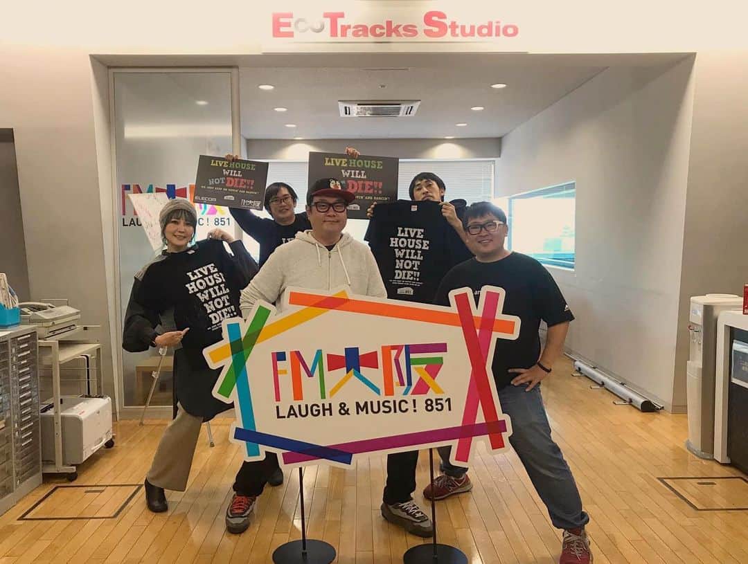 小嶋晶子のインスタグラム：「「ELECOM presents LIVE HOUSE WILL NOT DIE !!」今夜のゲストはアシガルユースでした。オフトークででしたが「僕たちがライブハウスのために出来ることはステージに立ち続けること」と話されていた姿が印象的でした。まだまだ厳しい状態が続いていますが、早くコロナが収束して、たくさんの人にライブハウスで...彼らのパフォーマンスを見て欲しいな📻⚡️ ”ELECOM presents LIVE HOUSE WILL NOT DIE !!" Today's guest was Ashigaruyouth. Talking off the air they said "What we can do for a live house is to keep on performing on their stage." This really left an impression on me. It's still such a difficuly situation, but I hope the COVID-19 goes away and many people will see their performance at the live house. COVID-19 is causing a lot of trouble all around the world. I really really hope things return to normal soon. #ELECOM #FM大阪 #fmosaka #LHWND #radio #osaka #japan #南堀江Knave #アシガルユース #ashigaruyouth #📻 #🇯🇵」