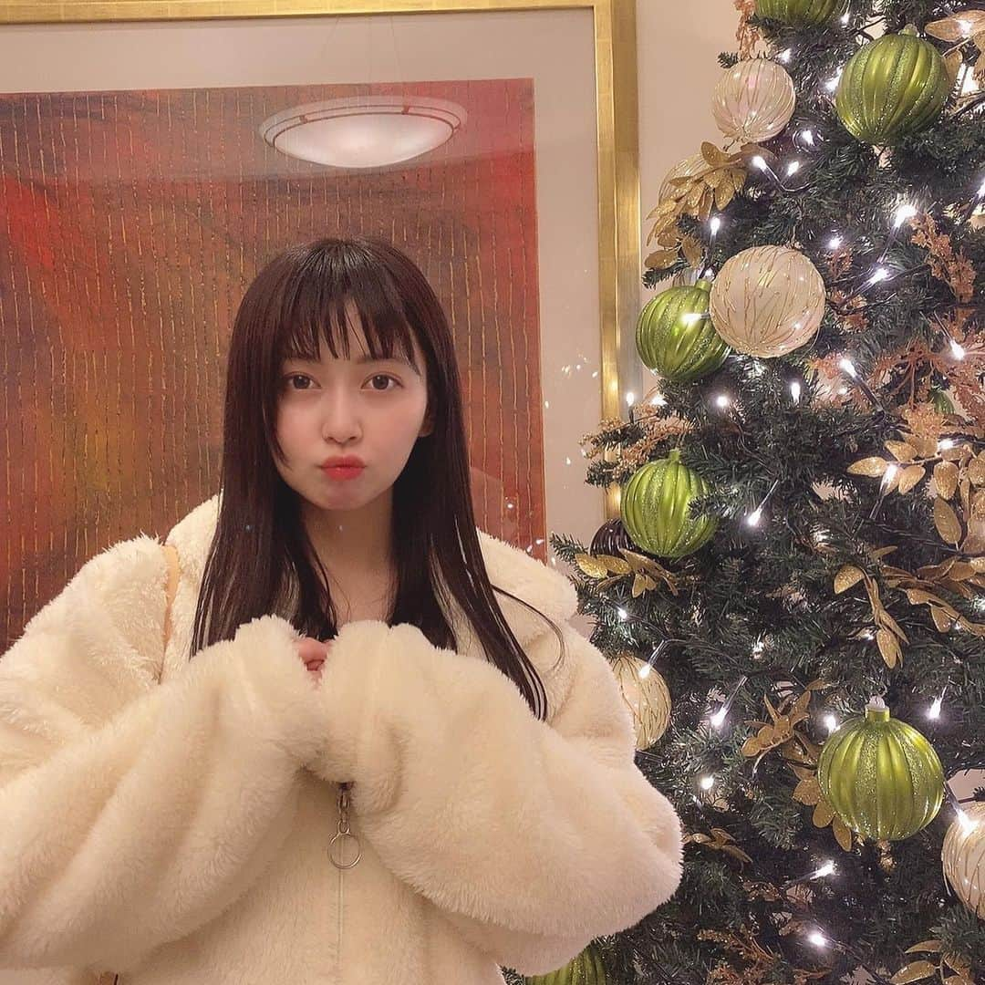 金久保マユ（ぼんぼん）さんのインスタグラム写真 - (金久保マユ（ぼんぼん）Instagram)「クリスマスツリーがあった🎄 街がキラキラしてて綺麗ですね~ . 冬は街が綺麗で好きです❄️」12月4日 22時14分 - kanakubo_mei