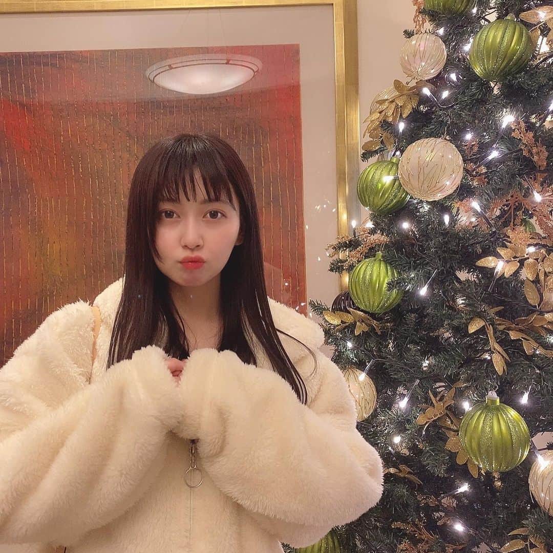 金久保マユ（ぼんぼん）のインスタグラム：「クリスマスツリーがあった🎄 街がキラキラしてて綺麗ですね~ . 冬は街が綺麗で好きです❄️」