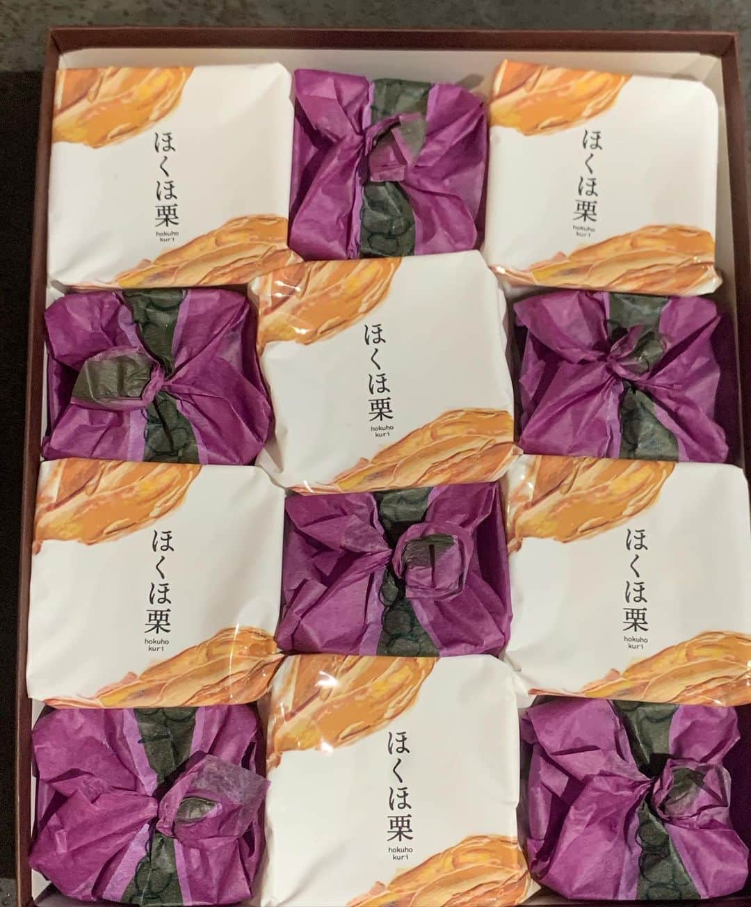 橋本志穂さんのインスタグラム写真 - (橋本志穂Instagram)「美味しいお菓子はコチラも❣️  夫が先日 打ち合わせの後スポンサーさんからいただいたお菓子。  #ひとつぶの紫苑 #ほくほ栗  広島の共楽堂の #ひとつぶのマスカット　 好きの私ですが、 このひとつぶの紫苑は 負けずに美味しかった❣️  栗もすやのきんとんを 洋風にした感じで美味しかった〜♪  なんと！ こちらもももクロさんとの番組のスポンサーさんからの 贈り物でした。 めちゃくちゃ嬉しいお土産でした😊」12月4日 22時14分 - shihohashimoto3